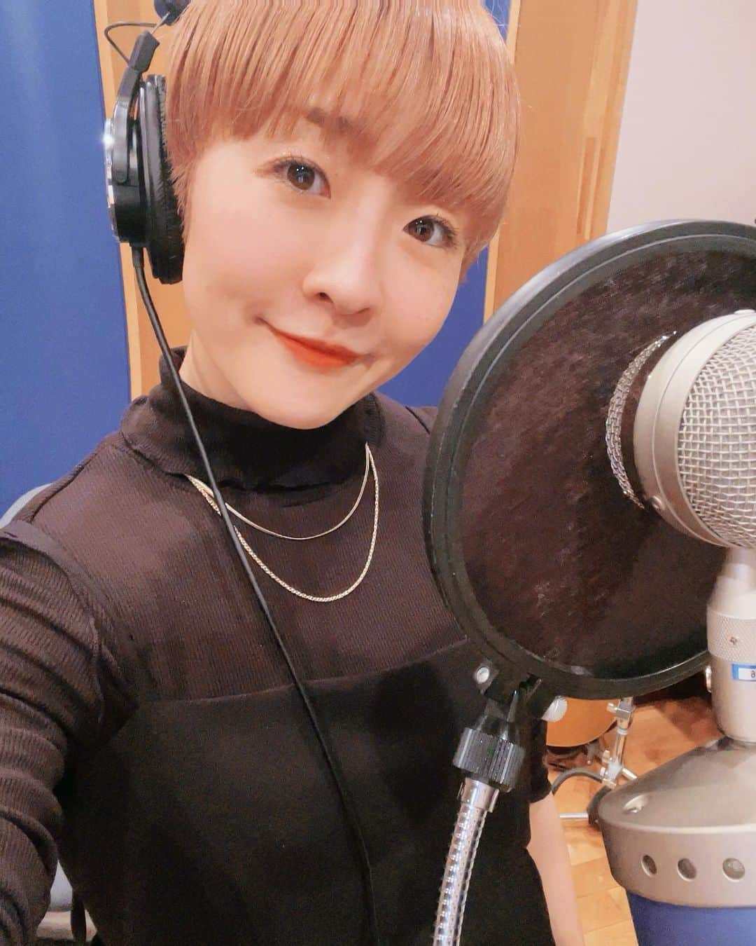 のインスタグラム：「🎙  角松敏生さんREC🔥 始まっております！  久しぶりの道場で 感覚を取り戻すのに 時間がかかってしまいました。  いつも沢山の気付きをくださる 角松さんに感謝です！  もっともっと 思うように歌いたい。  次回も、 心を込めて！🔥  #角松敏生 さん #レコーディング #感謝 #🎙」