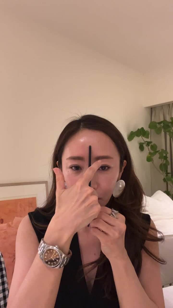 神崎恵のインスタグラム：「・ 明日からのメイクが楽しくなりますように🫶 また来週👋」