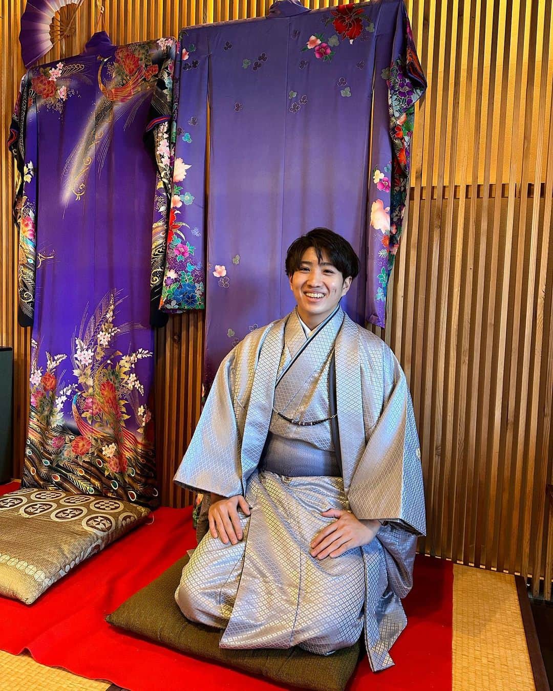 大塚稜馬のインスタグラム：「It has been a while since I have worn a kimono. I love wearing a suit, but I love wearing a kimono more than it. Because I feel more relaxed. It may have something to do with the fact that I used to wear hakama in kendo. But it was the first time for me to do a tea ceremony wearing a kimono. It was very difficult, but it was a great experience. I encourage everyone to rent a kimono and experience it, whether it is in Asakusa or Kyoto when you come to Japan. Also, the tea ceremony is fun, so let's try it!  By the way, it's a secret that I gained weight during this trip because the dish was so good🤫  #kimono #japantrip」