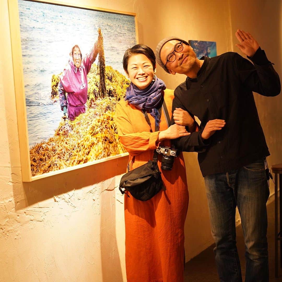 Wakana Babaさんのインスタグラム写真 - (Wakana BabaInstagram)「下田に移り住んで5年、持ち前の好奇心と人懐こさとエネルギーで海女さん、漁師さんを撮り続けているてっちゃん @tetsukatsurusaki  の写真展 in hako gallery  私が一番気に入った海女さん(88歳！)の写真の前で、①てっちゃんソロ②ウィズ夫のつるちゃんを。③はワタナベマキさんのプレート🤤✨」3月11日 23時59分 - wakanababa
