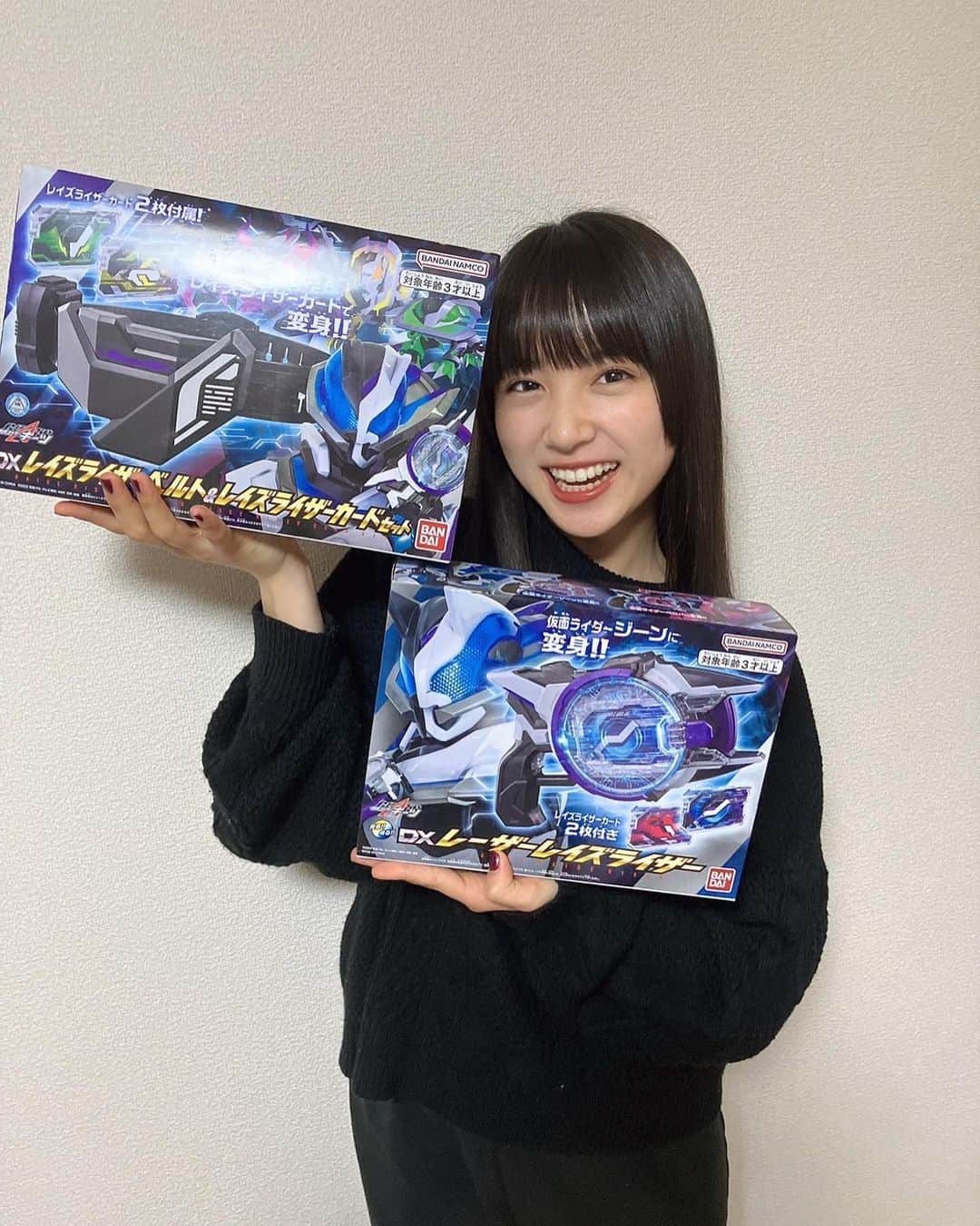 のインスタグラム：「『仮面ライダーギーツ』26話 ありがとうございました！  そして遂にゲットしました！レーザーレイズライザー！！ わーーーい！！！  これで家でも変身できます😚 皆さんもゲットして一緒にベロバになりましょう！笑  今日の放送は各配信サイトでもお楽しみ頂けます。是非〜  来週の27話もお楽しみに！👅   #仮面ライダーギーツ #べロバ #並木彩華」