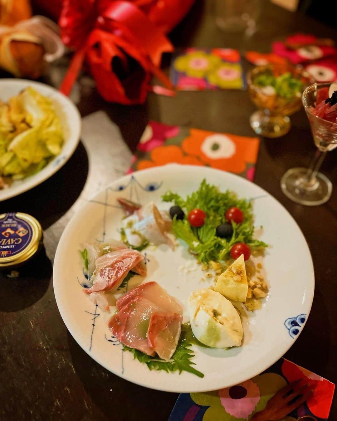 工藤ジェニファー茉侑さんのインスタグラム写真 - (工藤ジェニファー茉侑Instagram)「🌹結婚10周年👰‍♀️🤵💍💕  今年は夫の体調があまり良くない&次の日お仕事あるとかで、おうちでwbc観ながらゆっくりご飯にした。  10年は続く(続けよう)って思ってたけど楽勝だったぜ← 初めて出会った日からずっと当たり前にそばにいてくれて、10年経った今も変わらず、たゆまず愛し続けてくれる夫を心底尊敬している。🙏  人生の3分の1程一緒に暮らしてるわけでもうすっかり家族だし、何より私にとっては一番の親友なわけで、ですね、彼のいない人生なんて考えられない👻  いろんな夫婦の形、家族の在り方、恋愛観、なにがともあれ、結婚はよいものですよーっと📣❣️  そしていつも私たち夫婦を支えてくれてる皆々様ほんとうにありがとう🙇‍♀️これからも見守っててね💕  #夫婦　#夫婦生活 #夫婦円満 #結婚　#結婚記念日 #仲良し夫婦 #バラ　#薔薇　#花束　#記念日ディナー #記念日 #記念日デート」3月12日 10時00分 - jennifermayu_s