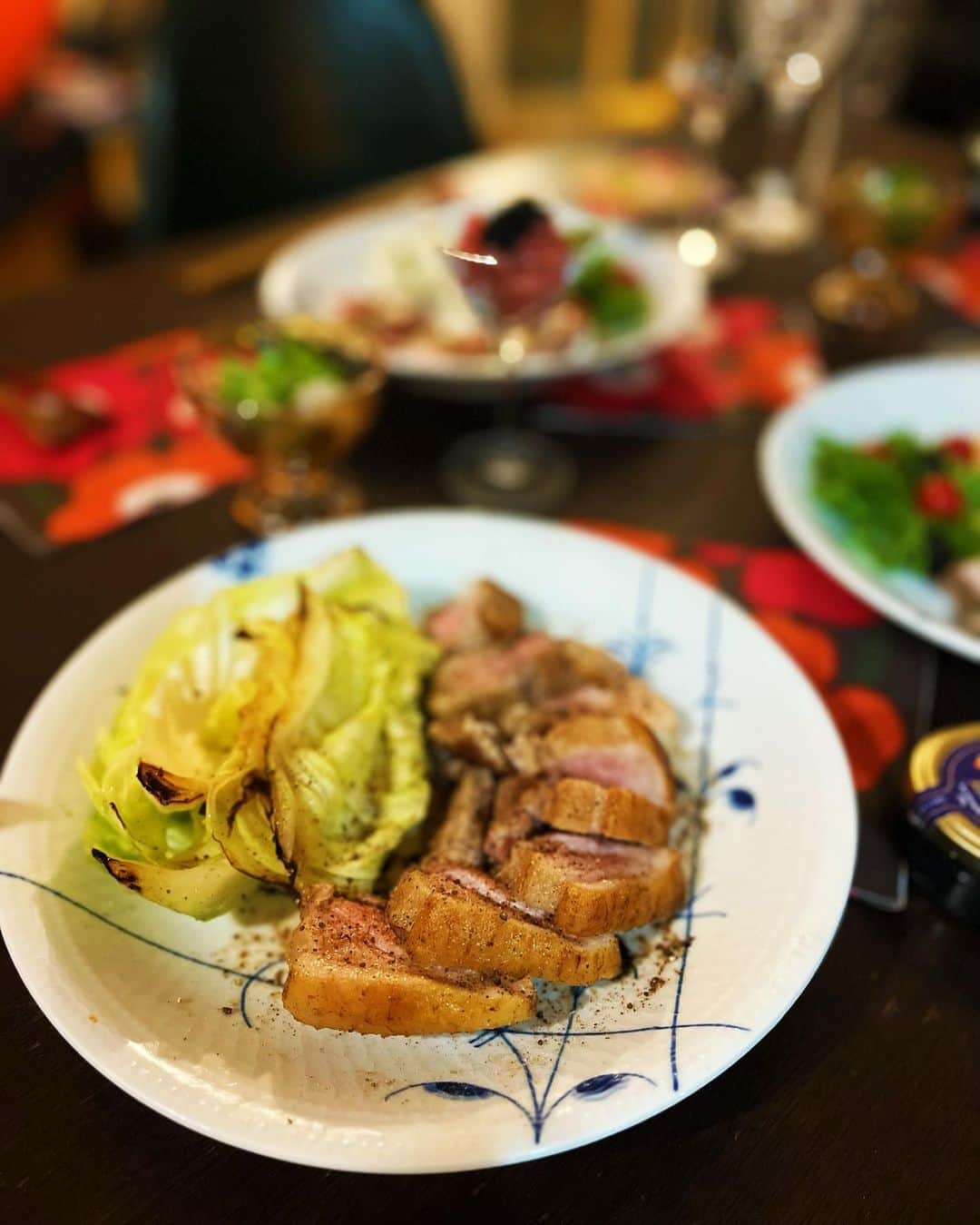 工藤ジェニファー茉侑さんのインスタグラム写真 - (工藤ジェニファー茉侑Instagram)「🌹結婚10周年👰‍♀️🤵💍💕  今年は夫の体調があまり良くない&次の日お仕事あるとかで、おうちでwbc観ながらゆっくりご飯にした。  10年は続く(続けよう)って思ってたけど楽勝だったぜ← 初めて出会った日からずっと当たり前にそばにいてくれて、10年経った今も変わらず、たゆまず愛し続けてくれる夫を心底尊敬している。🙏  人生の3分の1程一緒に暮らしてるわけでもうすっかり家族だし、何より私にとっては一番の親友なわけで、ですね、彼のいない人生なんて考えられない👻  いろんな夫婦の形、家族の在り方、恋愛観、なにがともあれ、結婚はよいものですよーっと📣❣️  そしていつも私たち夫婦を支えてくれてる皆々様ほんとうにありがとう🙇‍♀️これからも見守っててね💕  #夫婦　#夫婦生活 #夫婦円満 #結婚　#結婚記念日 #仲良し夫婦 #バラ　#薔薇　#花束　#記念日ディナー #記念日 #記念日デート」3月12日 10時00分 - jennifermayu_s