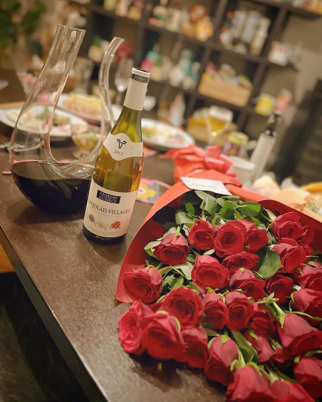 工藤ジェニファー茉侑さんのインスタグラム写真 - (工藤ジェニファー茉侑Instagram)「🌹結婚10周年👰‍♀️🤵💍💕  今年は夫の体調があまり良くない&次の日お仕事あるとかで、おうちでwbc観ながらゆっくりご飯にした。  10年は続く(続けよう)って思ってたけど楽勝だったぜ← 初めて出会った日からずっと当たり前にそばにいてくれて、10年経った今も変わらず、たゆまず愛し続けてくれる夫を心底尊敬している。🙏  人生の3分の1程一緒に暮らしてるわけでもうすっかり家族だし、何より私にとっては一番の親友なわけで、ですね、彼のいない人生なんて考えられない👻  いろんな夫婦の形、家族の在り方、恋愛観、なにがともあれ、結婚はよいものですよーっと📣❣️  そしていつも私たち夫婦を支えてくれてる皆々様ほんとうにありがとう🙇‍♀️これからも見守っててね💕  #夫婦　#夫婦生活 #夫婦円満 #結婚　#結婚記念日 #仲良し夫婦 #バラ　#薔薇　#花束　#記念日ディナー #記念日 #記念日デート」3月12日 10時00分 - jennifermayu_s