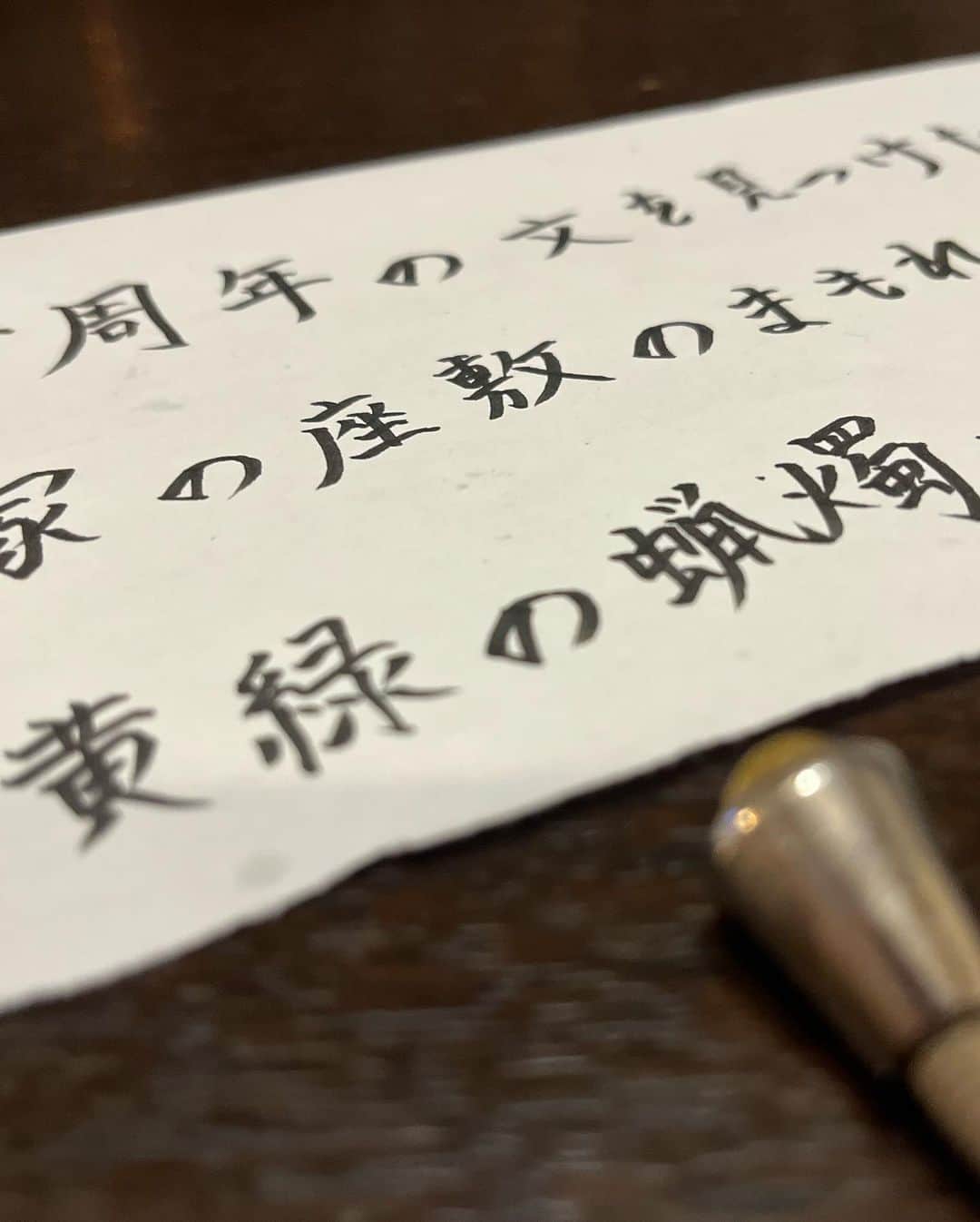 工藤ジェニファー茉侑さんのインスタグラム写真 - (工藤ジェニファー茉侑Instagram)「🌹結婚10周年👰‍♀️🤵💍💕  今年は夫の体調があまり良くない&次の日お仕事あるとかで、おうちでwbc観ながらゆっくりご飯にした。  10年は続く(続けよう)って思ってたけど楽勝だったぜ← 初めて出会った日からずっと当たり前にそばにいてくれて、10年経った今も変わらず、たゆまず愛し続けてくれる夫を心底尊敬している。🙏  人生の3分の1程一緒に暮らしてるわけでもうすっかり家族だし、何より私にとっては一番の親友なわけで、ですね、彼のいない人生なんて考えられない👻  いろんな夫婦の形、家族の在り方、恋愛観、なにがともあれ、結婚はよいものですよーっと📣❣️  そしていつも私たち夫婦を支えてくれてる皆々様ほんとうにありがとう🙇‍♀️これからも見守っててね💕  #夫婦　#夫婦生活 #夫婦円満 #結婚　#結婚記念日 #仲良し夫婦 #バラ　#薔薇　#花束　#記念日ディナー #記念日 #記念日デート」3月12日 10時00分 - jennifermayu_s