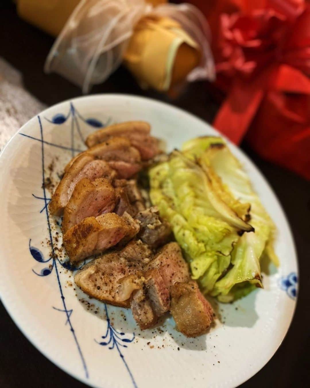 工藤ジェニファー茉侑さんのインスタグラム写真 - (工藤ジェニファー茉侑Instagram)「🌹結婚10周年👰‍♀️🤵💍💕  今年は夫の体調があまり良くない&次の日お仕事あるとかで、おうちでwbc観ながらゆっくりご飯にした。  10年は続く(続けよう)って思ってたけど楽勝だったぜ← 初めて出会った日からずっと当たり前にそばにいてくれて、10年経った今も変わらず、たゆまず愛し続けてくれる夫を心底尊敬している。🙏  人生の3分の1程一緒に暮らしてるわけでもうすっかり家族だし、何より私にとっては一番の親友なわけで、ですね、彼のいない人生なんて考えられない👻  いろんな夫婦の形、家族の在り方、恋愛観、なにがともあれ、結婚はよいものですよーっと📣❣️  そしていつも私たち夫婦を支えてくれてる皆々様ほんとうにありがとう🙇‍♀️これからも見守っててね💕  #夫婦　#夫婦生活 #夫婦円満 #結婚　#結婚記念日 #仲良し夫婦 #バラ　#薔薇　#花束　#記念日ディナー #記念日 #記念日デート」3月12日 10時00分 - jennifermayu_s