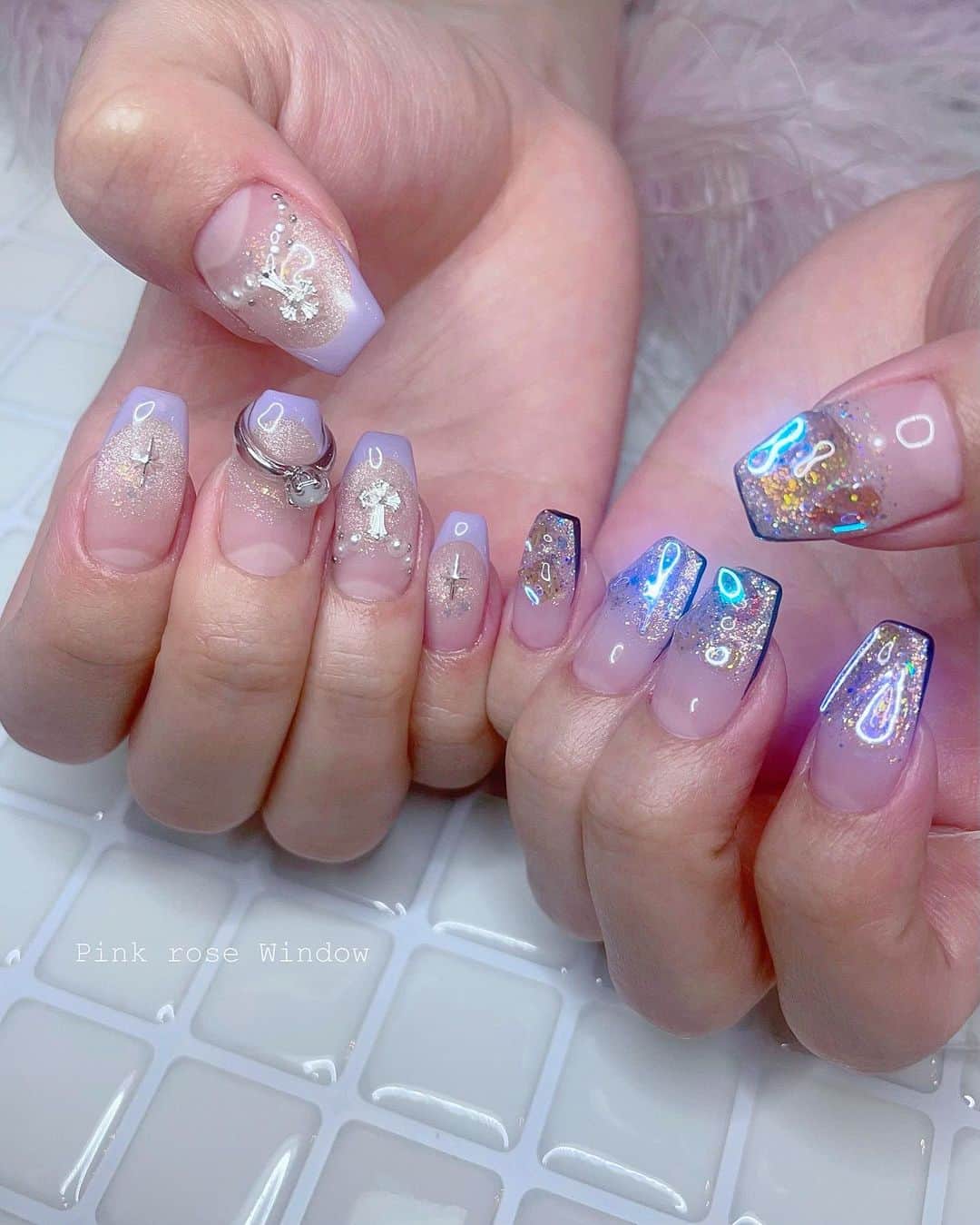 KAI32のインスタグラム：「. ちぐはぐデザイン❤︎ . 最近ブルーに輝くうるちゅるネイルが人気！💎 . . #pinkrosewindow #pink_rose_window」