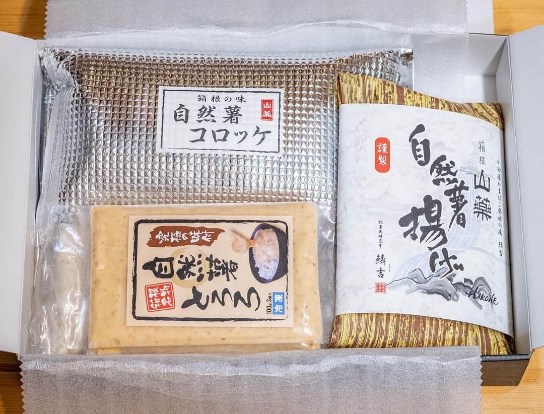 haru.さんのインスタグラム写真 - (haru.Instagram)「. おはようございます！ . 今朝は、#箱根湘南美味しんぼ倶楽部 @hakone.shonan.oishinbo 様に送っていただいた   #自然薯ざんまいセット で、自然薯コロッケと自然薯揚げ、自然薯とろろごはんの豪華な朝食にしました！ . #自然薯ざんまいセットは、自然薯とろろ2種・自然薯コロッケ・自然薯揚げがセットになった商品。 #箱根湘南美味しんぼ倶楽部 でも大人気の商品が3種類も入った、とても豪華なセットなんです✨  自然薯を練りこんでむかごを入れた、口当たりなめらかなコロッケと、生地に自然薯を練り込んだ自然薯揚げは、ご飯のおかずやお酒のお供にぴったり🍺 . 自然薯を皮ごとすりおろした自然薯とろろも、粘りが強く風味豊かでごはんが進みます🍚  今回は自宅で、休日の朝食としていただきましたが、もちろん贈り物にも最適ですよ！ . 気になる方はぜひ #箱根湘南美味しんぼ倶楽部 @hakone.shonan.oishinbo 公式アカウントをチェックしてみてくださいね。 . . . #自然薯ざんまいセット  #箱根 #移住生活 #箱根おうちごはん」3月12日 9時57分 - colorful.haru_tk19