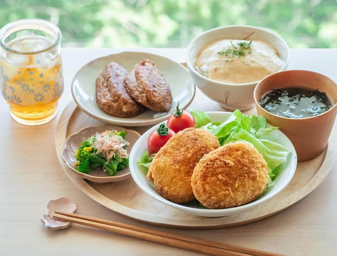 haru.のインスタグラム：「. おはようございます！ . 今朝は、#箱根湘南美味しんぼ倶楽部 @hakone.shonan.oishinbo 様に送っていただいた   #自然薯ざんまいセット で、自然薯コロッケと自然薯揚げ、自然薯とろろごはんの豪華な朝食にしました！ . #自然薯ざんまいセットは、自然薯とろろ2種・自然薯コロッケ・自然薯揚げがセットになった商品。 #箱根湘南美味しんぼ倶楽部 でも大人気の商品が3種類も入った、とても豪華なセットなんです✨  自然薯を練りこんでむかごを入れた、口当たりなめらかなコロッケと、生地に自然薯を練り込んだ自然薯揚げは、ご飯のおかずやお酒のお供にぴったり🍺 . 自然薯を皮ごとすりおろした自然薯とろろも、粘りが強く風味豊かでごはんが進みます🍚  今回は自宅で、休日の朝食としていただきましたが、もちろん贈り物にも最適ですよ！ . 気になる方はぜひ #箱根湘南美味しんぼ倶楽部 @hakone.shonan.oishinbo 公式アカウントをチェックしてみてくださいね。 . . . #自然薯ざんまいセット  #箱根 #移住生活 #箱根おうちごはん」