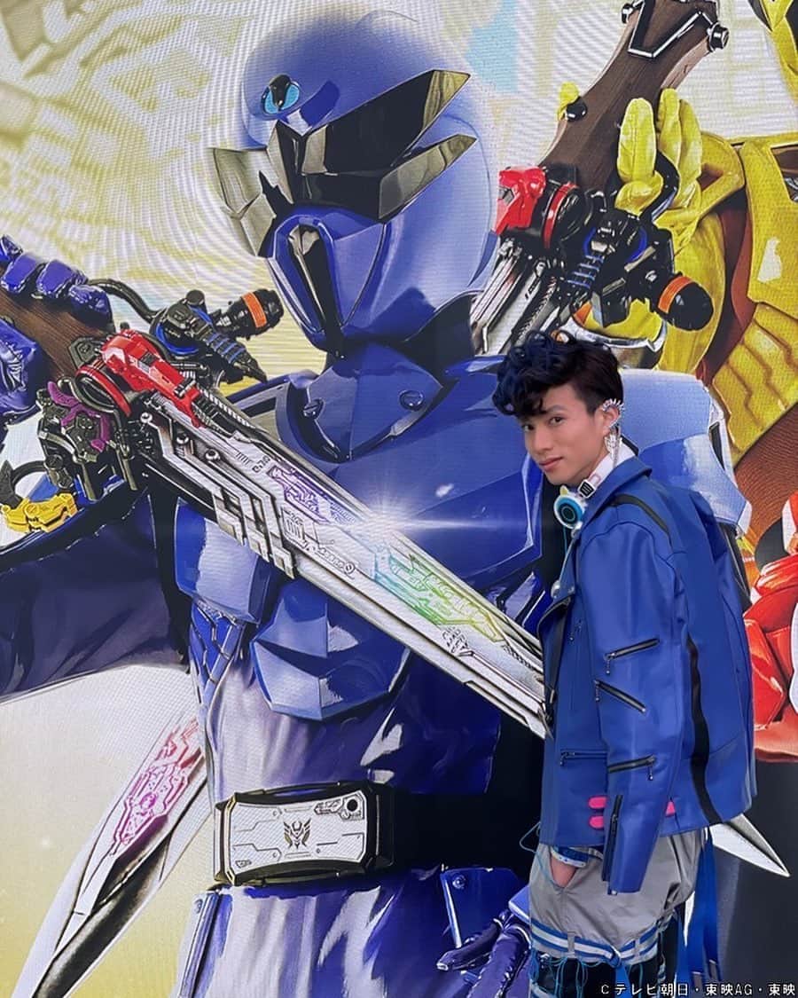 渡辺アオトのインスタグラム：「王鎧武装。 「王様戦隊キングオージャー」第2話 ご視聴ありがとうございました。 この話は寒空の下、エネルギー溢れる一般応募の エキストラの方々にもご参加頂き、撮影に臨みました。 そんな皆さんと一緒につくったンコソパは これから物語を突き進んでいきます。 キングオージャー共々ヨロシク。 誰にも負けねぇからよ。  #王様戦隊キングオージャー #トンボオージャー #ンコソパ #ヤンマガスト」