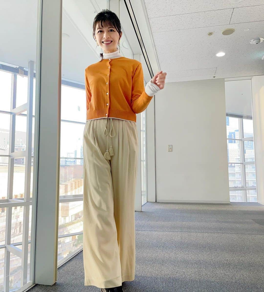 太田景子のインスタグラム：「けさもサンデーLIVEをご覧いただきありがとうございました😊🧡  東京のソメイヨシノは脅威のスピードで開花しようとしています😆  今日は放送中に毛利庭園のソメイヨシノが一輪咲こうとしている(スタジオのジャッジはまだ咲いていないでしたが笑)様子をスクープでお届けできました😊🙌🏻🌸  例年より１週間以上も早く、今週は東京や福岡から桜の開花発表がありそうです。来週の毛利庭園が今から楽しみです✌️🌸🌸🌸  今日も朝から花粉が大量に飛んでいて私はくしゃみに鼻水に眼の痒みにやられていますが🤧💦 みなさま素敵な日曜日をお過ごしください🙋‍♀️  カーディガン　@granyamaki  パンツ　@limue_official」