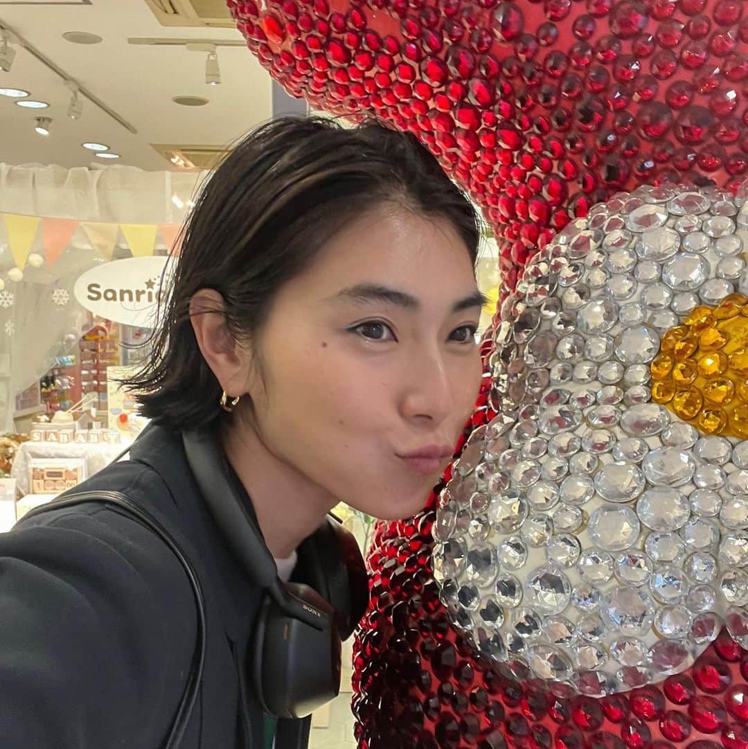 瀬畑茉有子さんのインスタグラム写真 - (瀬畑茉有子Instagram)「. . Super higher extra selfie girl 👧🏻 🤳 . . . 最近のお気に入りは 水色のアイラインと ゴールドのラメを 下まつ毛につけること💙  . @didion_beauty 発色すごく良いし ラメの粒子は細かくて 目の周りミラーボールだし 最高だよ🕺✨ . 普段すっぴんが多いけど 好みの色すぎて 色使いメイクしたくなっちゃう😘 . . 撮影でも カラーマスカラを使ったメイクを してもらうことも多かったり。 . . カラーメイクのハードル下がったかも👩🏻‍🎤 #selfie  #makeup  #cosmetics  #colormakeup  #coloreyeliner  #cat #catsofinstagram  #cateyes  #マイメロちゃん  #マイメロちゃん全然映ってない #sanrio  #アヒル口」3月12日 10時22分 - sehatamayuko