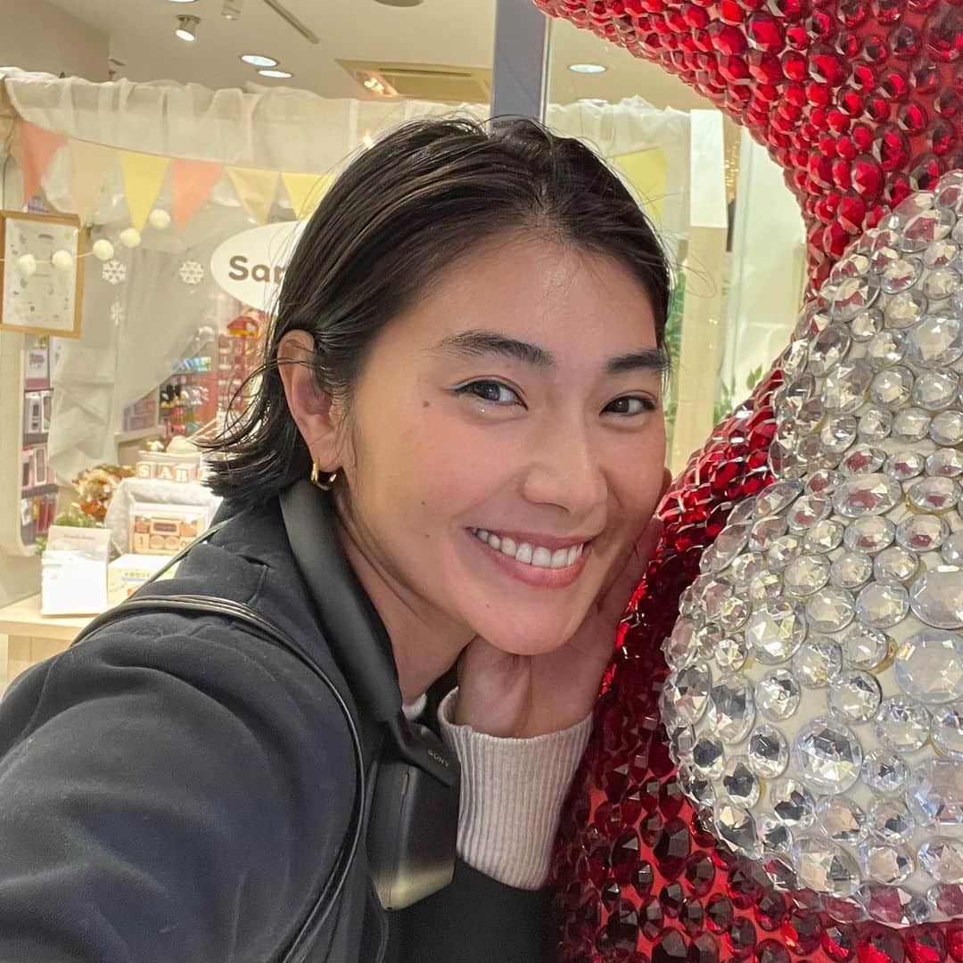 瀬畑茉有子さんのインスタグラム写真 - (瀬畑茉有子Instagram)「. . Super higher extra selfie girl 👧🏻 🤳 . . . 最近のお気に入りは 水色のアイラインと ゴールドのラメを 下まつ毛につけること💙  . @didion_beauty 発色すごく良いし ラメの粒子は細かくて 目の周りミラーボールだし 最高だよ🕺✨ . 普段すっぴんが多いけど 好みの色すぎて 色使いメイクしたくなっちゃう😘 . . 撮影でも カラーマスカラを使ったメイクを してもらうことも多かったり。 . . カラーメイクのハードル下がったかも👩🏻‍🎤 #selfie  #makeup  #cosmetics  #colormakeup  #coloreyeliner  #cat #catsofinstagram  #cateyes  #マイメロちゃん  #マイメロちゃん全然映ってない #sanrio  #アヒル口」3月12日 10時22分 - sehatamayuko