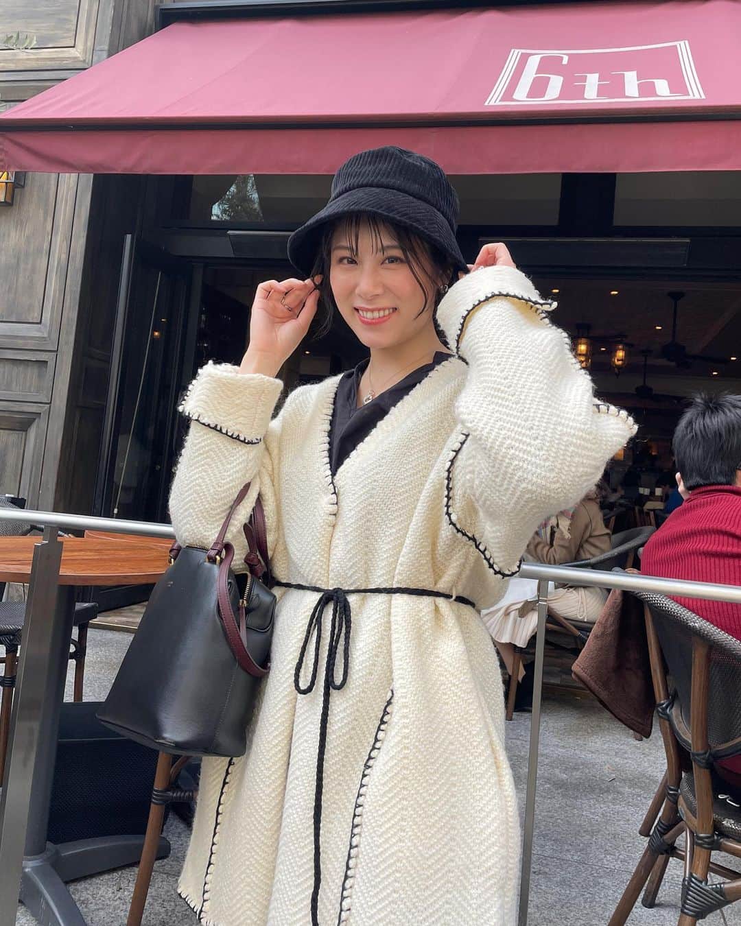 ゆりあのインスタグラム：「すんごい行列並ぶと思って 日傘か帽子か悩んだ結果、 やはり手軽さを選びました◎  本当は紫外線に弱いから サングラスかけたいんだけど、 ひよって真夏以外あんまりできない😂  もしマスク外すってなったら 今年は新しいサングラス欲しいなぁ〜！  .  .  #紫外線対策 #日焼け対策 #日焼け防止 #バケットハット #バケハ #バケハコーデ #モノトーンコーデ #コーディガン #春コーデ #日傘 #サングラス #6thbyorientalhotel」