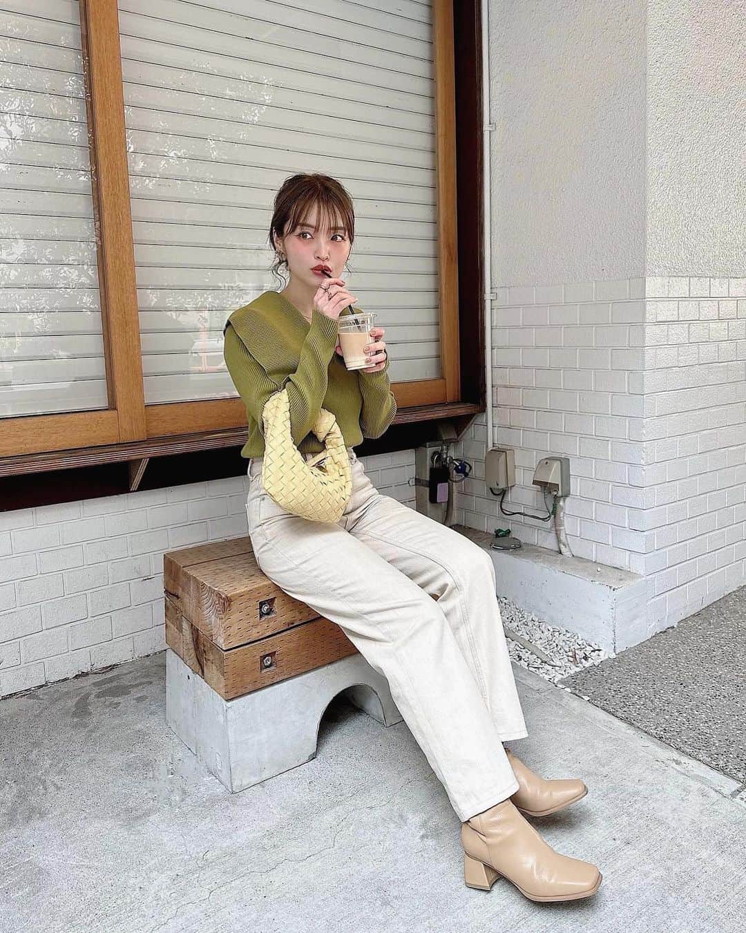 のインスタグラム：「最近あたたかくてアイスカフェラテばかり飲んでる🧋 セーラーカラーリブニット🌿 @stylevoice_official  本日1000円クーポンあります🎫 デコルテ綺麗に顔も小さく見せてくれるデザイン 色も形も可愛い🤍🍐  #stylevoiceforxxx  #stylevoice  #150cmコーデ」