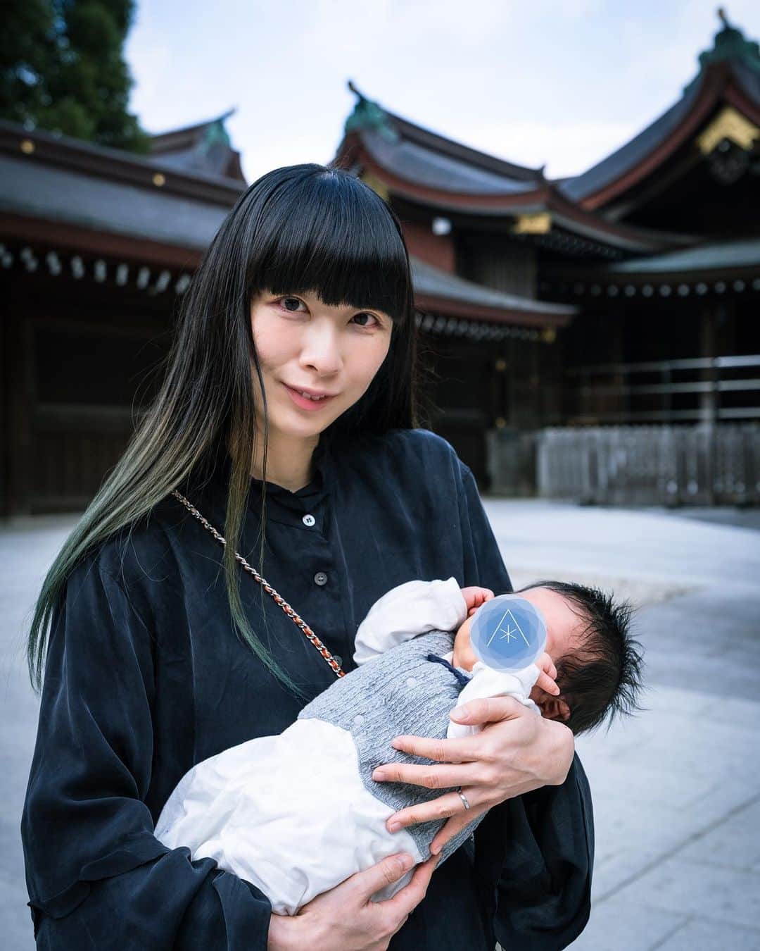 鎌野愛のインスタグラム：「お宮参りや息子との日常。  家の中では大騒ぎですが、お外ではとってもいい子🤣」