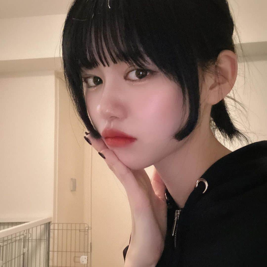 土光瑠里子のインスタグラム：「解像度悪いくらいがちょうどいい  おはよ」