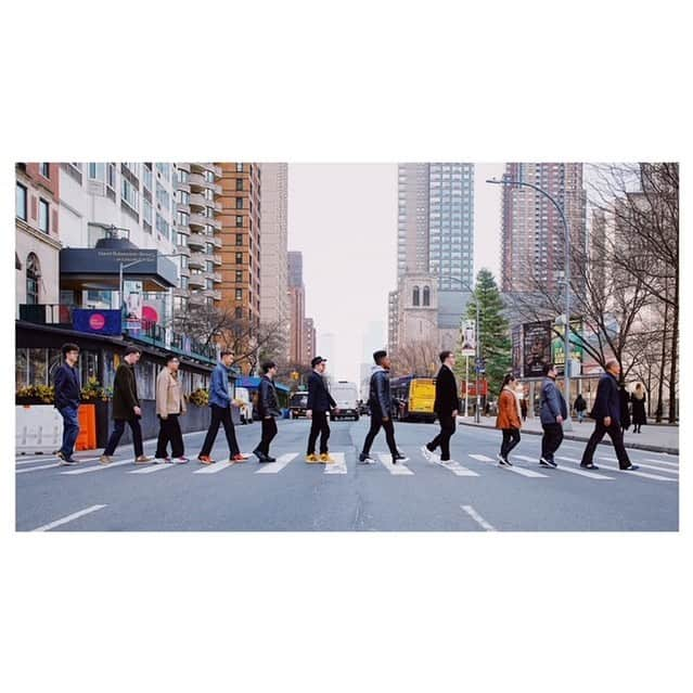 ウディ・ハレルソンのインスタグラム：「Friends and I out for a stroll in NYC.  Champions.   One of the best movies I've ever been a part of directed by the great Bobby Farrelly.」