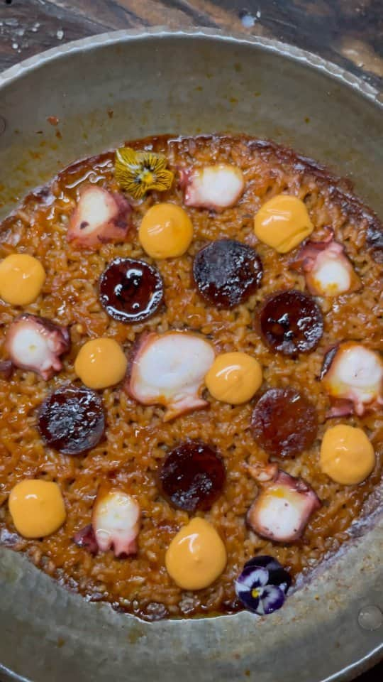 Cesar Gonzalez Cocineroのインスタグラム：「Sabías que es un Arroz con Socarrat? Este Arroz con Pulpo y Chorizo Ibérico está increíble. Cuando hablamos de socarrat en una paella hacemos referencia a la parte ligeramente tostada del arroz que le proporciona ese sabor tan característico, aportando un gusto caramelizado y agradable al paladar. Acá en @latremendamiami tenemos varias opciones de arroces que estoy seguro van a disfrutar al máximo!!  #socarrat #Arroz #paella #latremenda #latremendamiami #doral #miami」