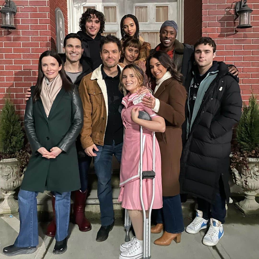 エマニュエル・シュリーキーのインスタグラム：「And it’s a wrap on season 3 of @cwsupermanandlois What a journey this season was, one that promises to be an absolute thrill ride for you guys!! This cast.. this brilliant, goofy, hilarious cast has completely captured my heart. I couldn’t feel more blessed or lucky to work and play with this group. Not pictured is our beloved General #DylanWalsh and Sophie my youngest daughter @thejoselynpicard 💕 Lastly none of this would be possible without our most incredible show runners, writers, producers and hands down GREATEST crew EVER. My heart is so full.. DREAMS COME TRUE 🙏🏽❤️  Tune in March 14th 8/7 central on the @thecw for the premiere episode」