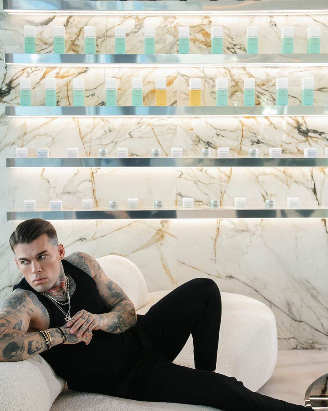 ステファン・ジェームスのインスタグラム：「Two birds, one stone, my aim is amazing @elijah x @wbarcelona」
