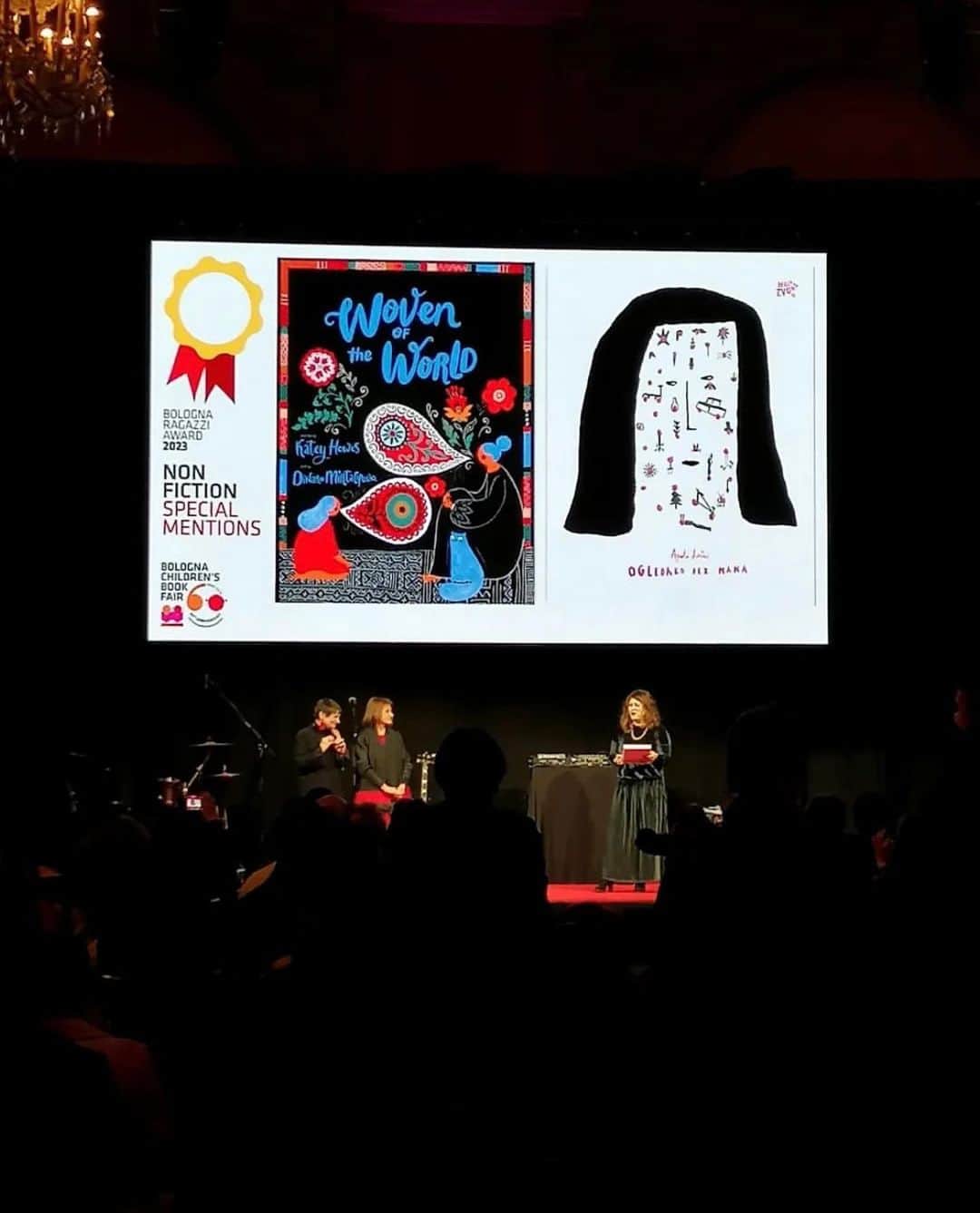 Dinara Mirtalipovaのインスタグラム：「And it looks like I missed the award ceremony at the Bologna Children’s Book Fair🙈  Thank you for capturing 📸 @lucic.agata and congratulations on your book too! ♥️  #bolognachildrensbookfair #bolognabookfair #wovenoftheworld #chroniclekidsbooks #mirdinara #dinaramirtalipova #bcbf23」
