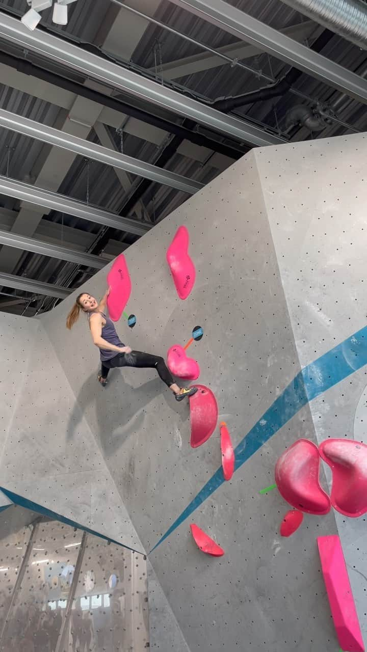 ジェシカ・ピルツのインスタグラム：「Nice boulder from comp simulation last Sunday @boulderweltmuenchenost 😊 Currently lying in bed and trying to solve my health problems instead of boulder problems 🥴🤒 Video: @rolandhoertnagl」