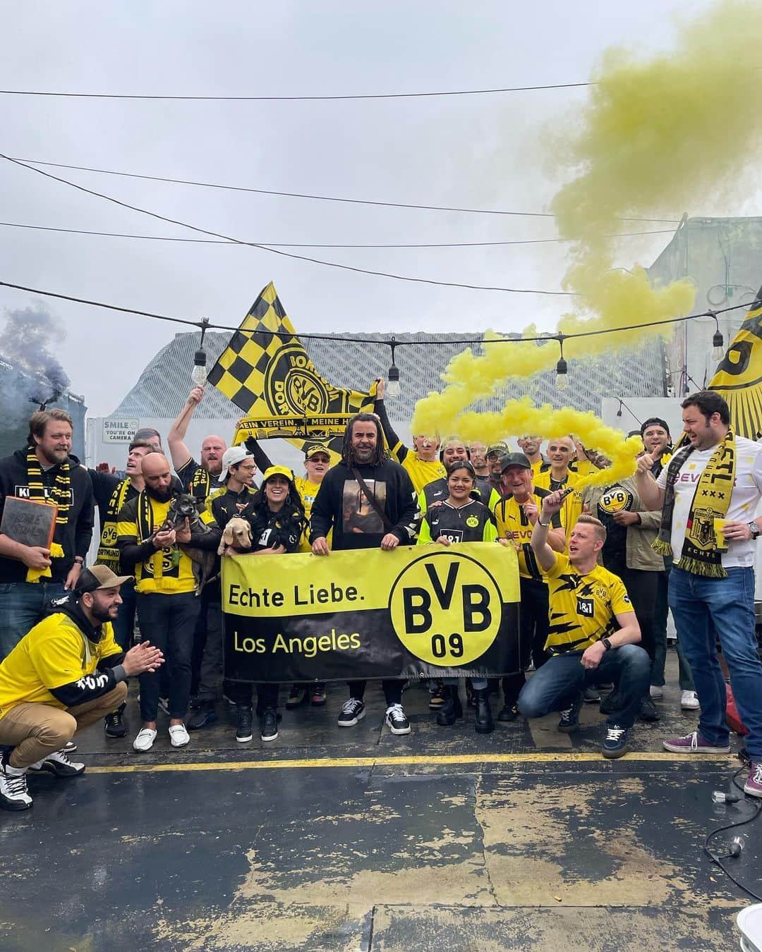 パトリック・オウォモイエラのインスタグラム：「Not the Result we wanted-  ..but a good fight😏 Das Ergebnis ist nicht so gut, dafür war die Stimmung umso besser🔥🙌🏾 Thx for having me @bvb_la 🙏🏽🙏🏽🙏🏽 #illbeback #losangeles #bvb #bundesliga」