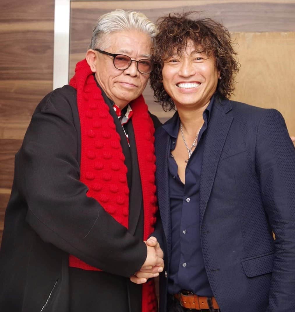 日野賢二のインスタグラム：「大好きなPontaさんはすごい人です。 昔からお世話になってる人です。 素敵なお弟子さん達が全国にいるのがその証拠です。 彼はすごく優しい心を持ってる人です。ポンタさんから学んだ事はいっぱいあります。 １つは: 昔ポンタさんと、仕事した頃、楽屋でお弟子さん達が衣装のベルト忘れて、 ポンタさんは厳しい言葉を言ってました。  大事な物を忘れては いけない。 特に人の大事な物は、 大切にしないといけない。 それが思いやりだったり、 気を使う事だったり、 それが愛の一部なんだっと思いました❤️。  僕が親など先生になった時に思ったのは 人間は優しいだけでは成長しないんだ。 バランスですね。  僕の経験では: 自分が年取るほど 自分のダメなところを、ちゃんと 家族、親友みたいに言ってくれる人が少ない。 その上に勇気を与えてくれる人は僕にとって宝です。 ポンタさんは宝です。  まだまだ勉強不足の僕がポンタさんとポンタさんの周りの人達に出会えて光栄です。 ポンタさんとポンタさんの周りに感謝してます。 ありがとうございます❤️♪♪♪❤️ P.S.日本語下手っぴでごめんなさい。」