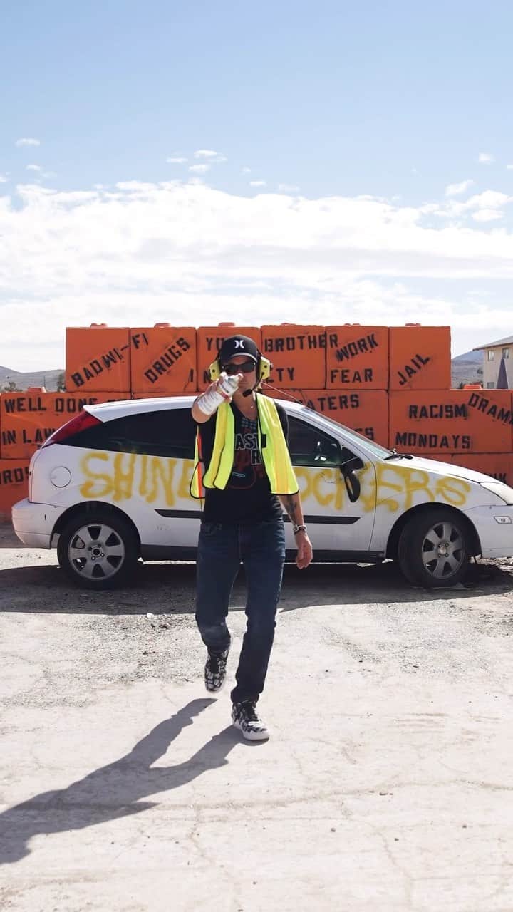 のインスタグラム：「Somewhere In My (Crushed) Car !  A huge thank you to everyone at @digthisvegas for letting me go mad in your big ass sandbox and annihilate a poor, unsuspecting Ford Focus before the show last weekend !  (ps, we’ve got a few more shows left this month at @phvegas and we’ll be back June 16 !)   🎥 @brenventure @j_lav」