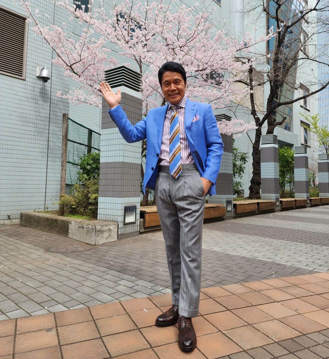 峰竜太のインスタグラム：「#アッコにおまかせ #jacket #latorre #shirt #borrellinapoli #tie #stefanobigi #pants #dalcuore #shoes #sutormantellassi」