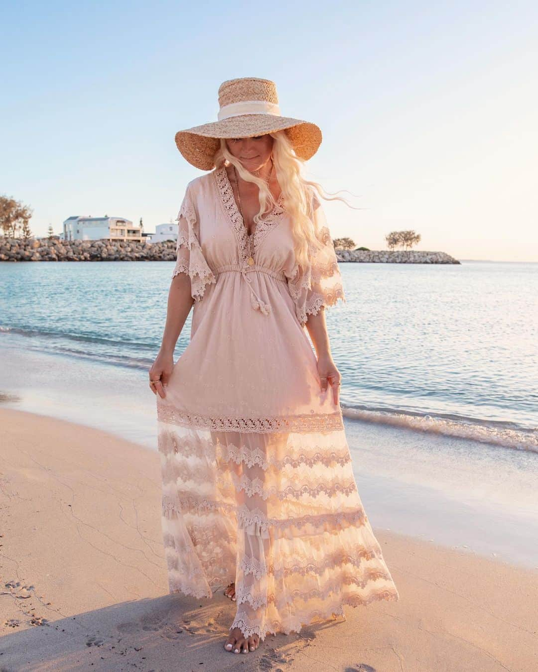 のインスタグラム：「Summer may have ended in Aus but it’s still so warm and beautiful here in WA ☀️   Wearing @salty_crush_aus details on my blog (link in bio)  📸 @bobbybense   #bohostyle #ootd #perthstyle #beachstyle #styleblogger #perthblogger #maxidress」