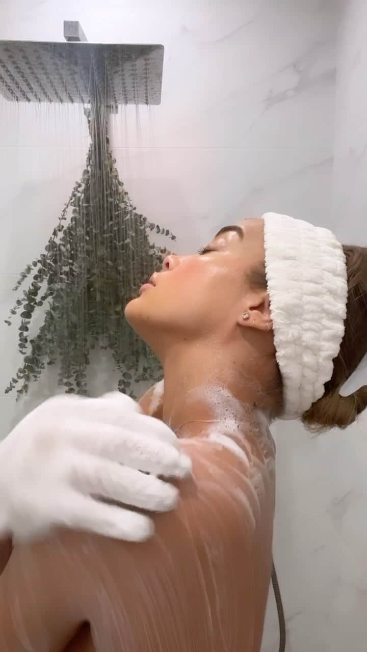 ジャスミン・サンダースのインスタグラム：「Do you exfoliate? If so, how often? 🫧」