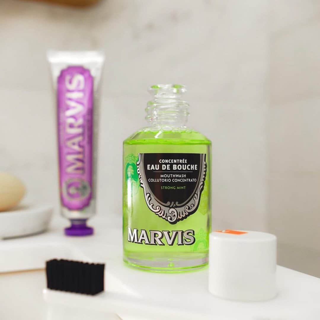 Marvisのインスタグラム：「MARVISのマウスウォッシュは、クールなペパーミントの感覚が、あなたお口全体を浄化！ ⠀⠀⠀⠀⠀⠀⠀⠀⠀ キシリトール、プロポリスなどが含まれており、歯と歯茎の両方へ働きかけ、フレッシュで爽快な息が続きます。 ⠀⠀⠀⠀⠀⠀⠀⠀⠀ スタイリッシュなボトルは、プレゼントでも喜んでいただけそう！ ⠀⠀⠀⠀⠀⠀⠀⠀⠀ ---------------------------------------------------- LINEアカウント始めました！ MARVIS公式オンラインショップのお買い物で使える15%OFFクーポンをプレゼントしています。 @marvisで検索して登録してください！ ----------------------------------------------------  ※製品の詳細は @marvisjapan のリンクからご確認ください。 ※@marvisjapan #マービス のタグをつけて、マービスの写真を投稿しよう。 ⠀⠀⠀⠀⠀⠀⠀⠀⠀ #マービス #Marvis #MarvisJapan #イタリア #おしゃれな歯磨き粉 #マウスウォッシュ #ホワイトニング歯磨き粉 #ホワイトニング #美容すきな人と繋がりたい #歯みがき #歯みがき粉 #デンタルケア #デンタルケアグッズ #インテリアコーディネート #洗面台インテリア #marvisart #歯石の沈着を防ぎ #歯周病予防」