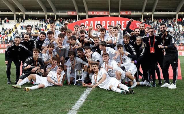 アルバロ・アルベロアのインスタグラム：「¡Campeones de Copa! 🏆 Enhorabuena a este grupo mágico de jugadores (y al maravilloso cuerpo técnico que tienen a su lado día tras día). Es sólo un pequeño premio a tanto esfuerzo y sacrificio. Aún nos queda mucho por delante. 💪🏼¡A por ello! 🚣🏻🤍」
