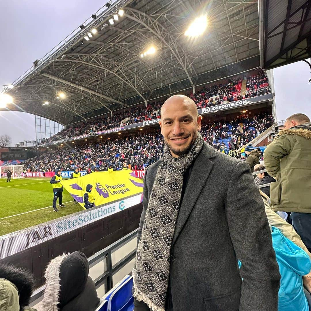 アドレーヌ・グェディウラさんのインスタグラム写真 - (アドレーヌ・グェディウラInstagram)「Good to be back to Selhurst Park ! 🔴🔵 Wesh kho @riyadmahrez26.7 Kech Atay  🫖🇩🇿 @cpfc @onfiresports @mancity #dababatour」3月12日 6時43分 - adleneg17