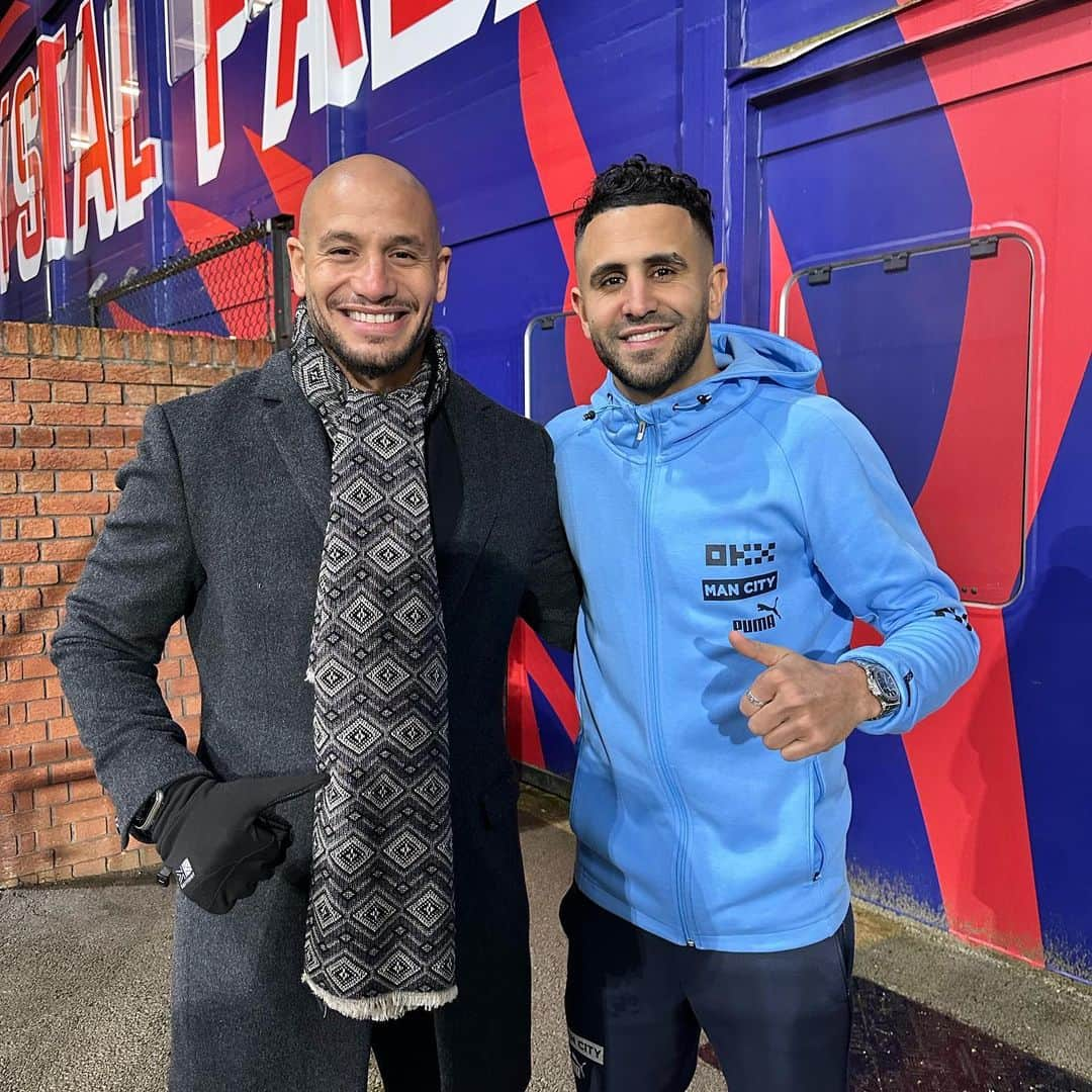 アドレーヌ・グェディウラのインスタグラム：「Good to be back to Selhurst Park ! 🔴🔵 Wesh kho @riyadmahrez26.7 Kech Atay  🫖🇩🇿 @cpfc @onfiresports @mancity #dababatour」