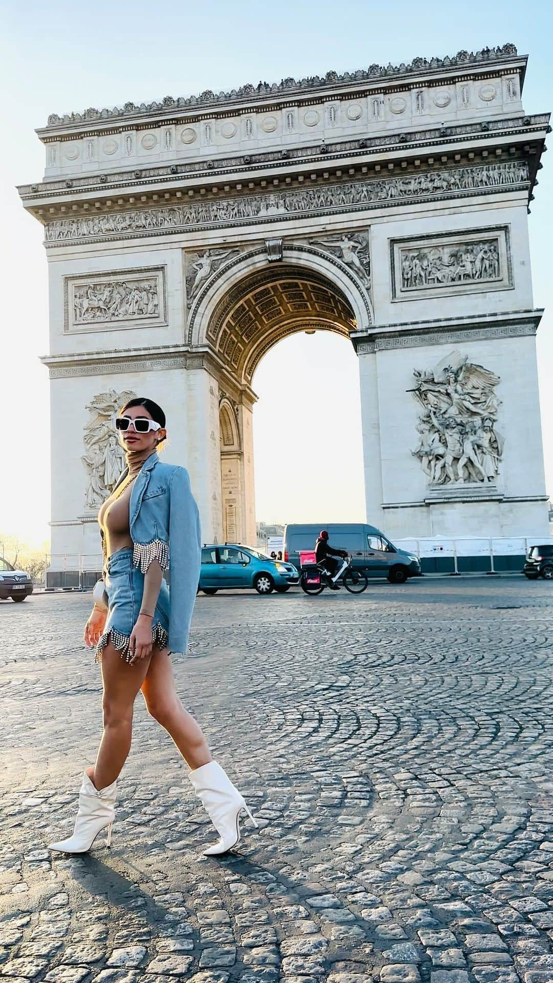 Alexandra M Rodriguezのインスタグラム：「Balades historiques 🤍💫  #ArcDeTriomphe #Paris #oui #pfw #cityoflove #fashion #historic #alefashion   Outfit @area  Purse @chanelofficial  Boots @jimmychoo  Shades @prada」