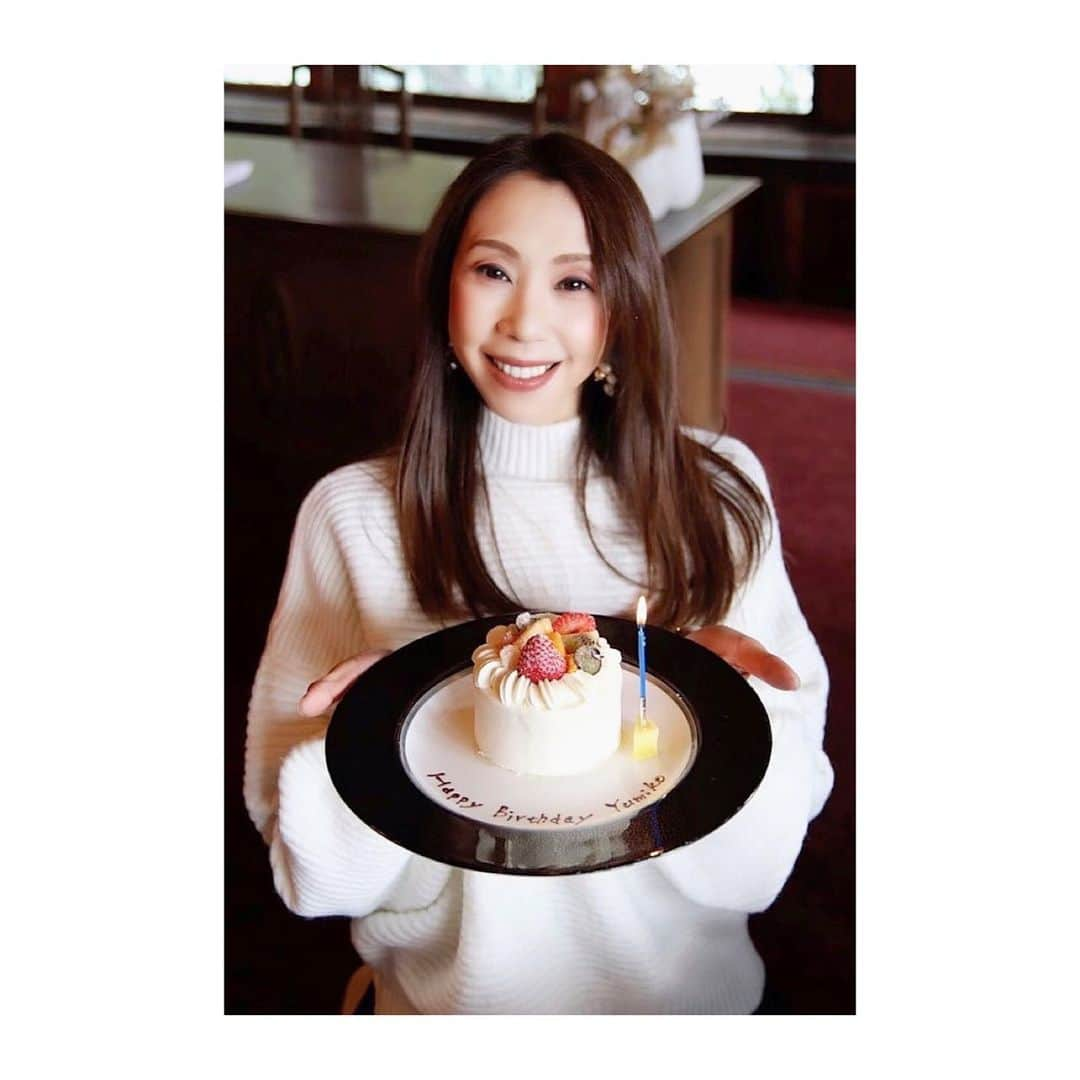 大原由美子のインスタグラム：「・ 皆さま、おはようございま〜す♡ 本日は…Birthday Cakeを持った私。。。🎂 ・ 先月、お友達に誕生日のお祝いをしてもらいました〜🤭 とにかくめっちゃ楽しい時間を過ごせて幸せだった！！🥰 ・ 何を食べたかは…次回をお楽しみに。。。😏 2枚のpicをpostしま〜す📸 ・ いつも文章長すぎるから短く〆ということに。。。🤗 ・ 今日は日曜日✨ 皆さま、素敵な休日をお過ごしくださ〜い🫶 ・ #誕生日#誕生日ケーキ#モデル#大原由美子#model#関西モデル#神戸モデル#模特#商品撮影モデル #fashion#ケーキ#お洒落さんと繋がりたい#ファッションモデル#fashionmodel#アパレルモデル#関西webモデル#神戸迎賓館#🎂#写真家さんと繋がりたい#Japanesemodel#모델#スイーツ好きさんと繋がりたい #バースデーケーキ#ootd#撮影モデル#ファインダー越しの私の世界 #被写体#ポートレートモデル#甘いもの好きさんと繋がりたい」