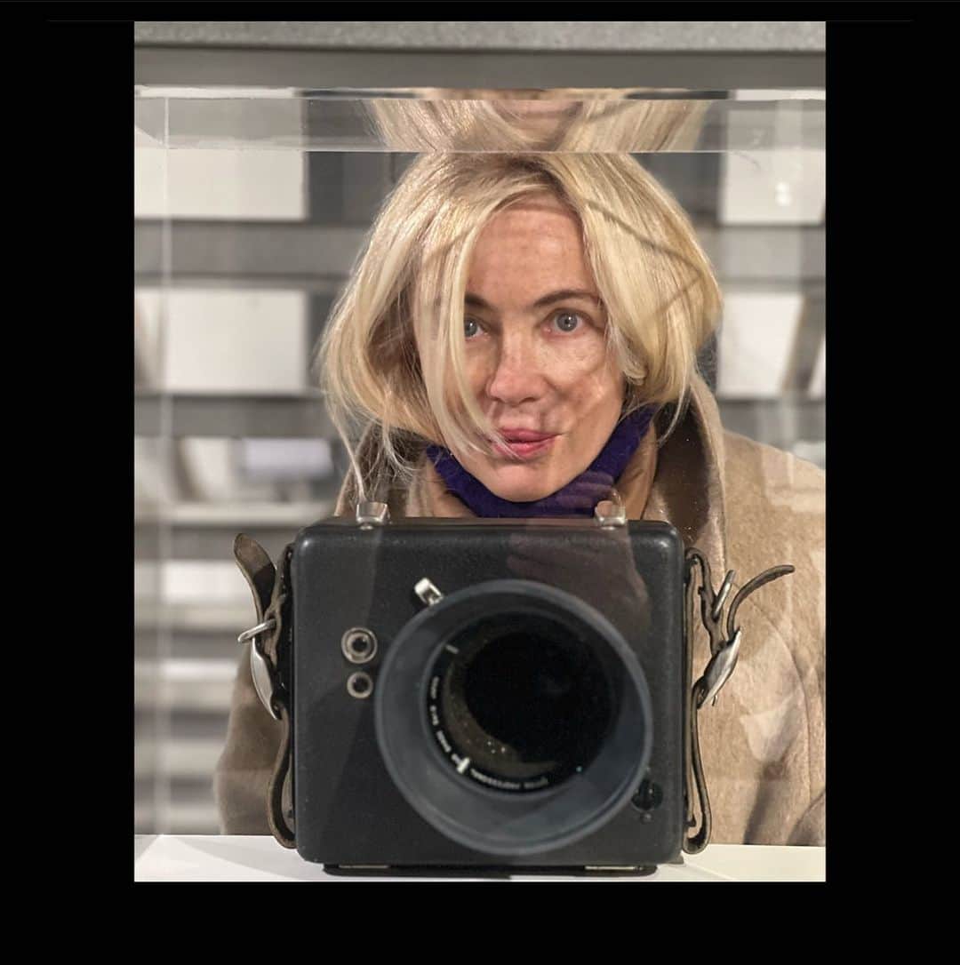 エマニュエル・ベアールのインスタグラム：「#happysundayeveryone」