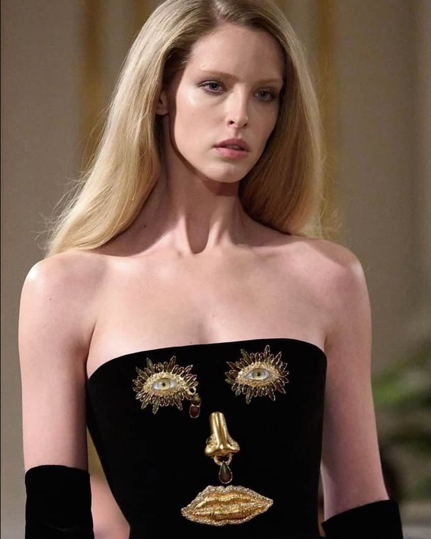 アビー・チャンピオンのインスタグラム：「So happy to be a part of the amazing  @schiaparelli show 🖤thank you @danielroseberry @piergiorgio @_mariechaix_」