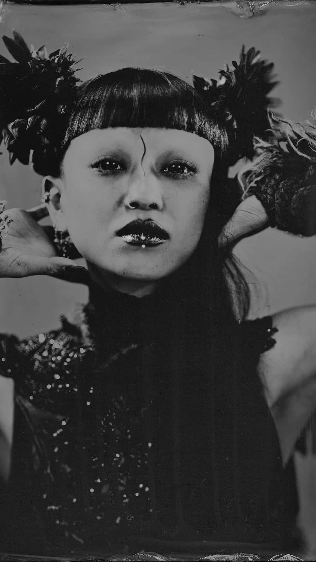のインスタグラム：「🖤🌻👽🌻🖤  Photo by @wanderingwetplates   Look by  @jessicarowell  #ayasato #vintagephotography」