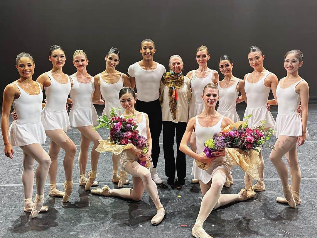 加治屋百合子さんのインスタグラム写真 - (加治屋百合子Instagram)「・ From opening night mix program⭐️  I had a wonderful time dancing Balanchine’s “Concerto Barocco” and Stanton’s “Clear”! But they were very challenging to perform on the same night🙈 It was also special to have the original ballerina for “Clear”, @juliekentofficial in the audience😆💓  This performance made me feel like I made a full circle with lots of memories. My very first ballet I danced as a professional dancer was Symphony in C with @abtofficial in 2001 Vicky Simon as the stager. Vicky was the stager for “Concerto Barocco” and I got to work with her again almost 22 years later!  “Clear” was also created in 2001 for the same ABT fall season as “Symphony in C” by Stanton Welch. I remember watching from the audience totally blown away and had goosebumps.     ミックスプログラム、オープニング公演より⭐️ バランシンの「コンチェルト バロッコ」からスタントンの「クリアー」を踊るのはかなりハードでしたが、とても楽しく踊れました。今回の公演客席には「クリアー」のオリジナルバレリーナ、ジュリー・ケントもいました😆💓  「コンチェルトバロッコ」のコーチをしに来てくださったヴィッキーは、私がプロとして初めてABTの舞台に立った2001年の「シンフォニーインC」以来！22年振り😆 スタントンの「クリアー」も実は「シンフォニーインC」公演と同じ秋シーズンで初演しました。観客が作品&ダンサー達の美と迫力に圧倒されていたのを覚えています！  #ballet #ballerina #dance #dancer #artist #asian #japanese #houstonballet #performance #houston #thankful #costume #memories バレエ #バレリーナ #ダンス #ダンサー #アーティスト #感謝 #思い出」3月12日 7時25分 - yuriko_kajiya