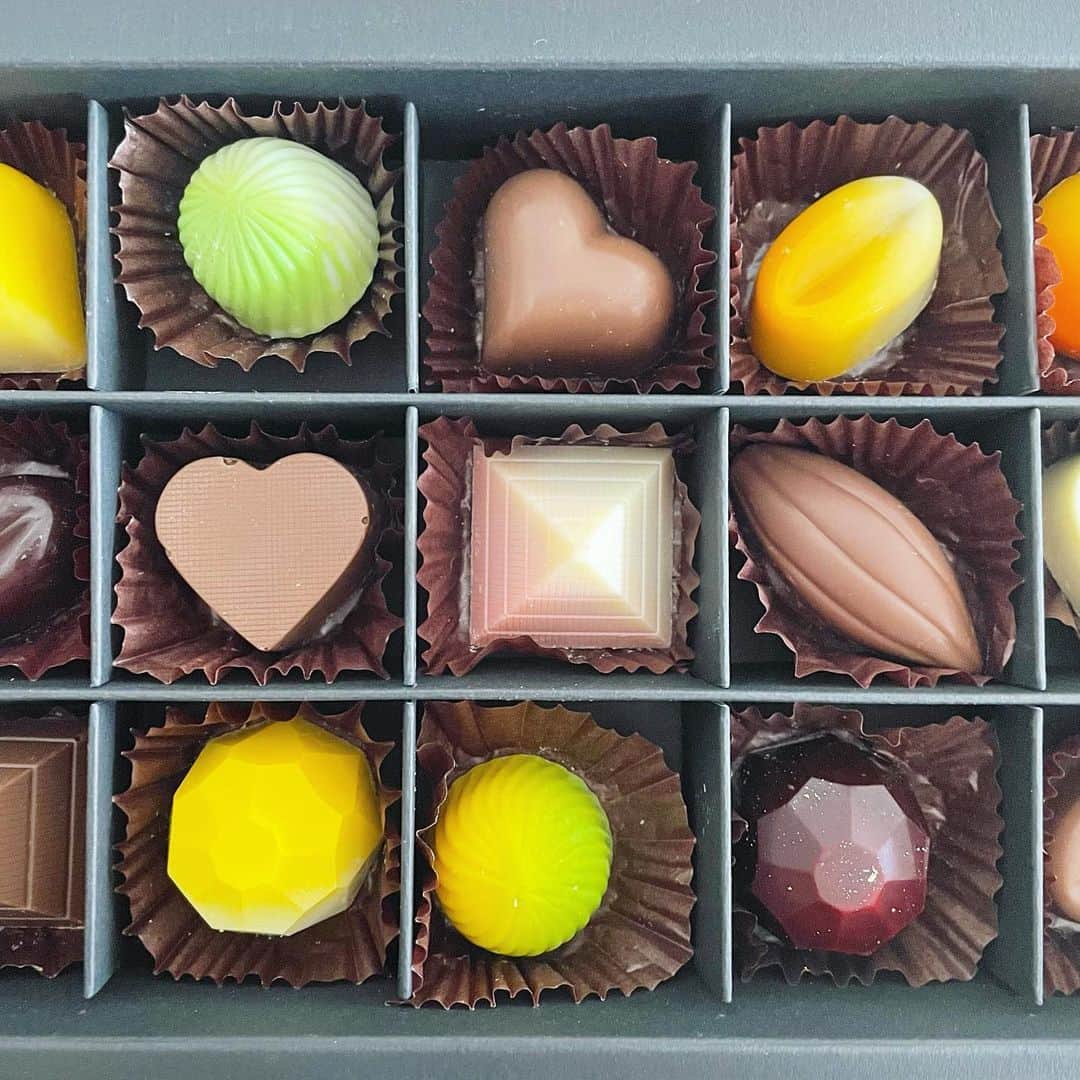 平野由実のインスタグラム：「久しぶりのInstagram  #バレンタイン #いつもありがとう #感謝 #チョコレート #綺麗なチョコ #chocolate #大事にいただきました ☺️#🍫 #sweet #desert #巧克力 #巧克力蛋糕」