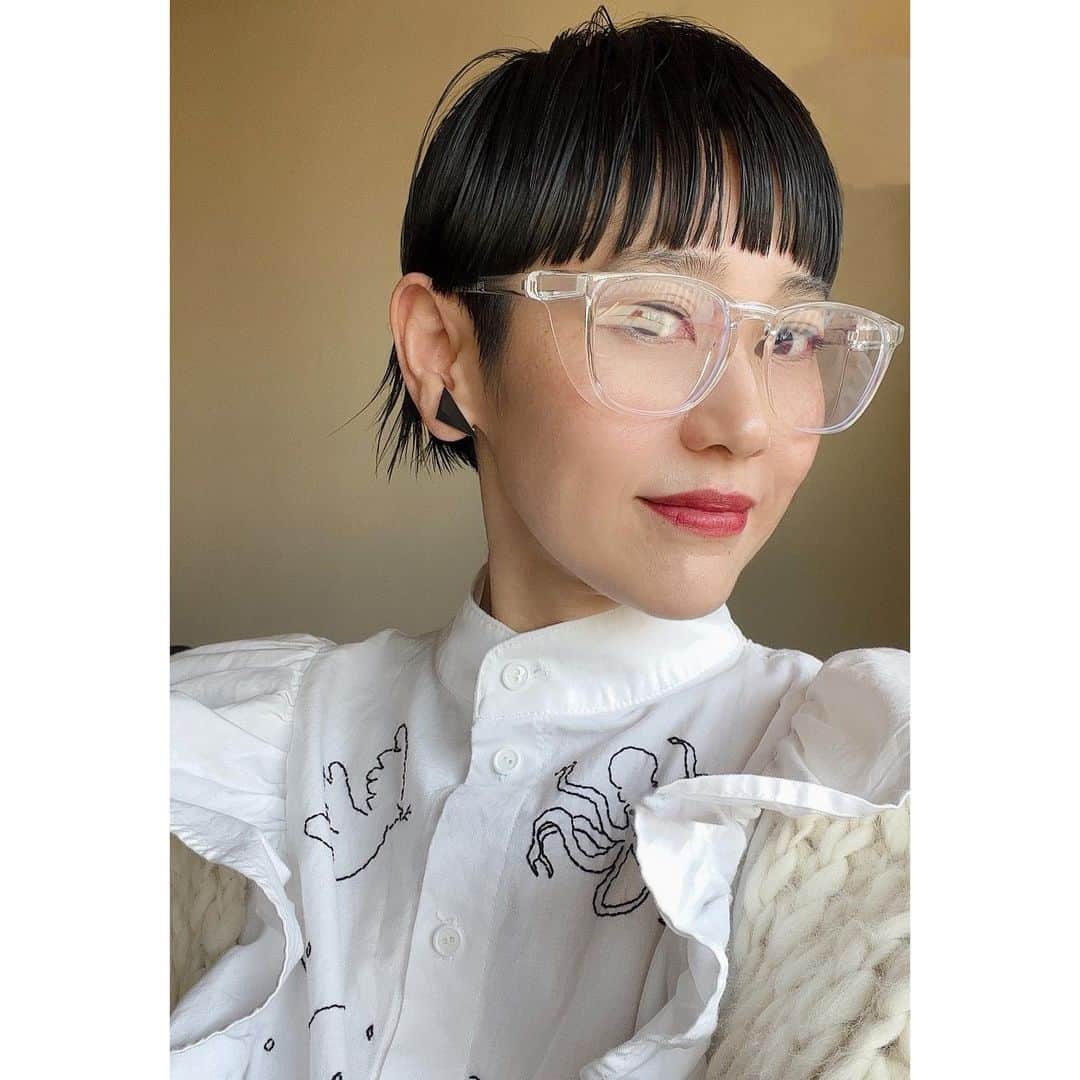 Chocolatさんのインスタグラム写真 - (ChocolatInstagram)「@corchea_tokyo の新しいウッドピースのかたち「不等辺三角形」、自分用にブルーも欲しいと思っています🔷  目を守る花粉メガネはwowsunのです👓明人氏が見つけてくれました🙏  今日12（日）も @yocka___ が無印良品 天神大名店に出店、コルチェアも一緒に並びます🟡🔻🔷 ぜひお立ち寄りください🤍  再び3/13〜15までは、yockaにてコルチェアのポップアップです。こちらにはウォールデコ（写真３枚目）も展示していますので、よかったらご覧くださいませ。 @yocka___   New wood piece shape 'unequal triangle', I would like a blue one for myself 🔷  Pollen glasses to protect my eyes are from wowsun 👓 Akito found them for me 🙏  @yocka___ will be at MUJI Tenjin Daimyo shop with Corchea today 12 (Sunday) 🟡🔻🔷 Please drop by 🤍  And from 13-15 March, Corchea pop-up will resume at yocka. Here you will be able to see the wall decor (third photo) on display.  ・ ・ #コルチェア #シンプルアクセサリー #ウッドジュエリー  #幾何学　#幾何学模様 #図形  #軽量 #コンテンポラリージュエリー #モダンジュエリー #ジオメトリー #ポップアップストア #popup #popupshop #geometricjewelry #comtemporaryjewelry #modernjewelry #handpainted #minimalism #geometry #shapes  #modernwoodjewelry #woodenjewelry #cherrywood #colourpallette」3月12日 7時51分 - chocolatandakito