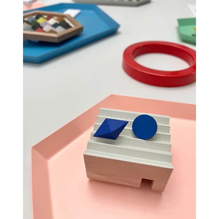 Chocolatさんのインスタグラム写真 - (ChocolatInstagram)「@corchea_tokyo の新しいウッドピースのかたち「不等辺三角形」、自分用にブルーも欲しいと思っています🔷  目を守る花粉メガネはwowsunのです👓明人氏が見つけてくれました🙏  今日12（日）も @yocka___ が無印良品 天神大名店に出店、コルチェアも一緒に並びます🟡🔻🔷 ぜひお立ち寄りください🤍  再び3/13〜15までは、yockaにてコルチェアのポップアップです。こちらにはウォールデコ（写真３枚目）も展示していますので、よかったらご覧くださいませ。 @yocka___   New wood piece shape 'unequal triangle', I would like a blue one for myself 🔷  Pollen glasses to protect my eyes are from wowsun 👓 Akito found them for me 🙏  @yocka___ will be at MUJI Tenjin Daimyo shop with Corchea today 12 (Sunday) 🟡🔻🔷 Please drop by 🤍  And from 13-15 March, Corchea pop-up will resume at yocka. Here you will be able to see the wall decor (third photo) on display.  ・ ・ #コルチェア #シンプルアクセサリー #ウッドジュエリー  #幾何学　#幾何学模様 #図形  #軽量 #コンテンポラリージュエリー #モダンジュエリー #ジオメトリー #ポップアップストア #popup #popupshop #geometricjewelry #comtemporaryjewelry #modernjewelry #handpainted #minimalism #geometry #shapes  #modernwoodjewelry #woodenjewelry #cherrywood #colourpallette」3月12日 7時51分 - chocolatandakito
