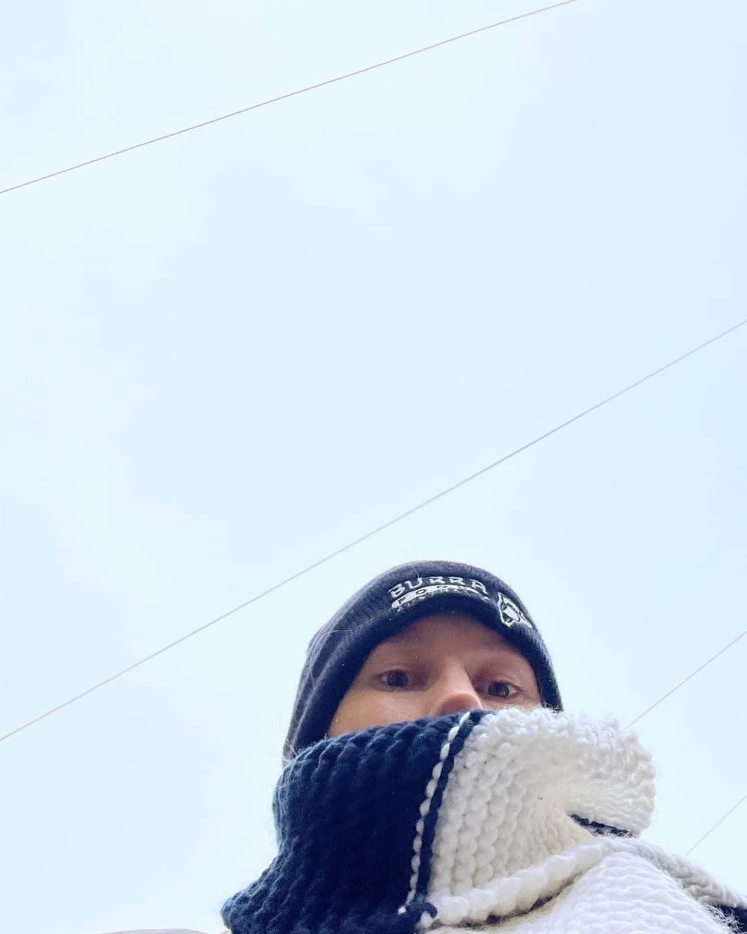 エレナー・パターソンさんのインスタグラム写真 - (エレナー・パターソンInstagram)「wicked snow ball fightin’ arm on @erinshaww_ 🫱🏻‍🫲🏼 Some winter memories from my short & sweet indoor season in Europe … but also just showing off my many knit creations & Burra foods beanie keeping me v v warm. 🫶🏻☃️❄️🧶」3月12日 7時59分 - eleanorpatterson