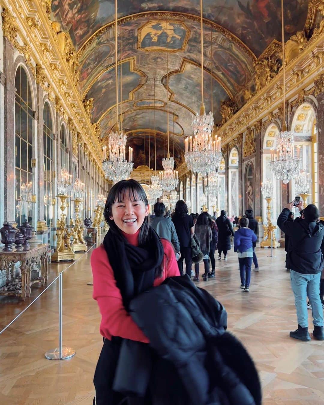 小西真奈美さんのインスタグラム写真 - (小西真奈美Instagram)「こちらはベルサイユ宮殿。 パリオペラ座のガルニエの天井と めちゃくちゃ似てますよね。 有名な鏡の間に来たらこのテンションです^_^  初めて行きました。 パリ市内から3,40分ほど電車に乗って、降りた駅からも徒歩10分以内と、 意外と近くて便利な立地。 ツアーに参加したので、歴史的背景も詳しく知れて、大充実でした。  でもツアー終わりはまさかのベルサイユ宮殿解散😂 わかりやすい立地で良かった😅  #パリ #ベルサイユ宮殿 #鏡の間 #遠足 #小西真奈美」3月12日 8時48分 - manami.official