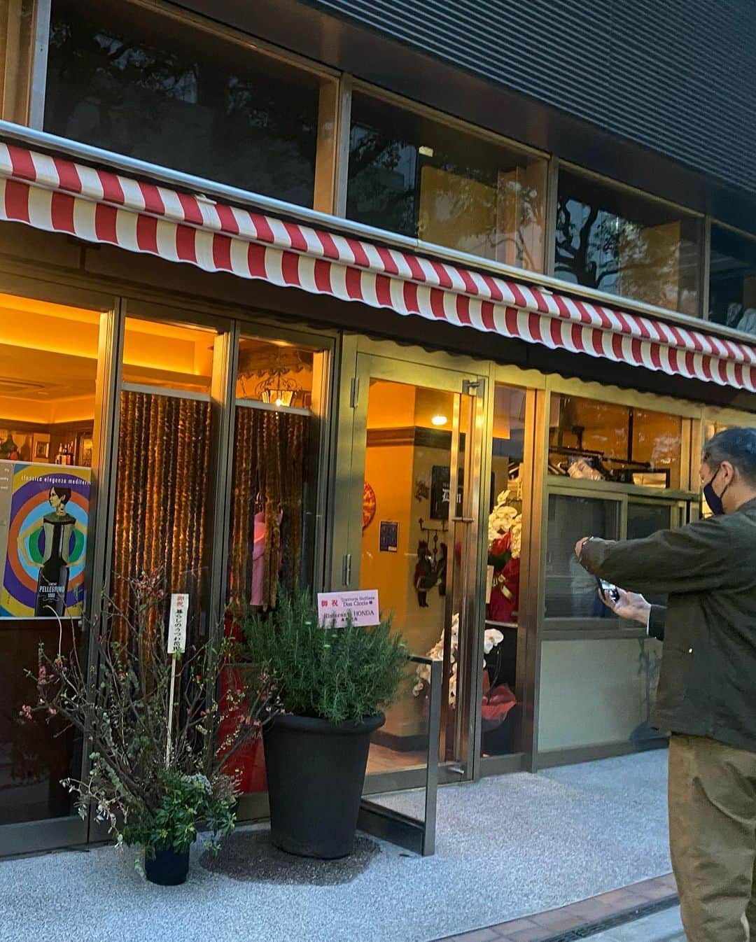 山本侑貴子のインスタグラム：「備忘録として  青山学院のすぐ側にあった『Trattoria Siciliana Don Ciccio』が先月、青山一丁目に移転しました  早速伺ってきました  相変わらずの満席✨ ワインは５人で4本空きました❗️ 美味しい料理とワインで 人の和も広がりますね✨  場所:東京都港区南青山1-2-6ラティス青山スクエア1F  #トラットリア  #ドンチッチョ  #イタリアン」