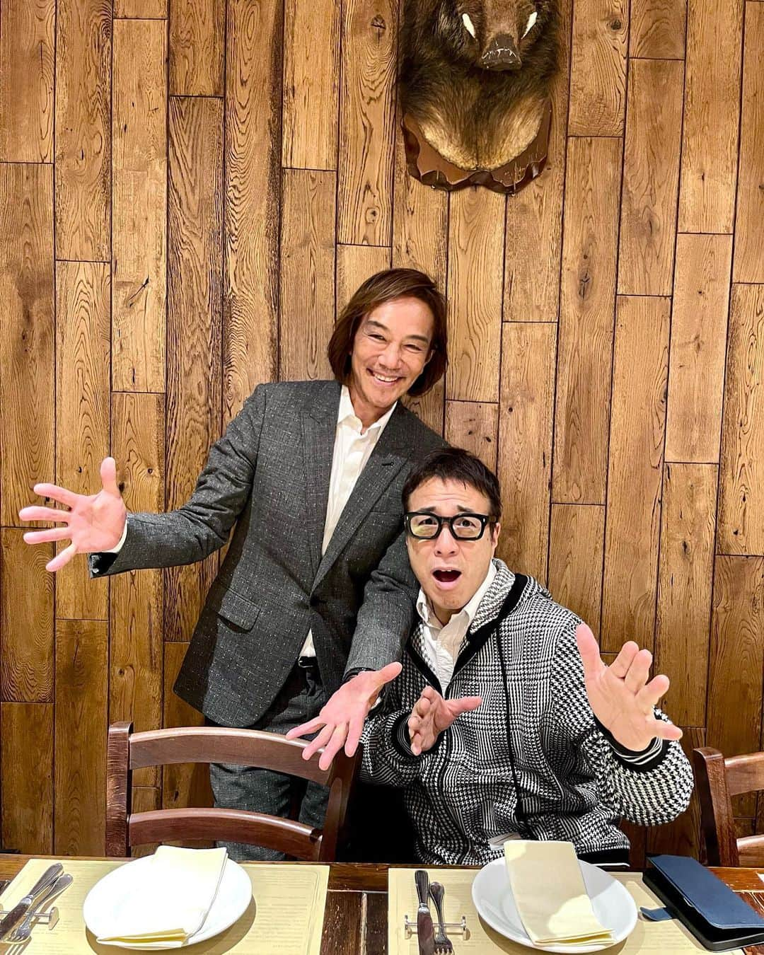 北紺守彦さんのインスタグラム写真 - (北紺守彦Instagram)「Live&Life seminar 盛り上がりました❗️  小堺麻衣子さんのプロダクツ  僕の🇺🇸カリフォルニアレポート 拓巳くんのリーダーmeeting  ……………………………………………………  日本人口 1億2339万のうち 現在✈︎パスポート保有者は2361万人 何と 1億人が持ってない事になる！(◎_◎;)  日本のパスポートは世界一なのに！  visaを所得しなくてもパスポートのみで 最も多くの国へ渡航出来る国は 🇯🇵日本とシンガポール🇸🇬 193カ国に渡航が認められています  「ヘンリー.パスポート.インデックス」の　 レポートによると 世界で最も強いパスポートは日本🇯🇵 5年連続１位です  なのに🌍海外に目を向けなかったり ✈️行かなかったら あまりにも勿体ない‼️‼️  コロナ禍で 内を向いた思考になっていると  どんどん 小さくまとまってしまい これでいいかなって思ってしまう  外を向く思考は大切だと思う　 これで いいかな(妥協)と これが いい❣️(best)はちがう 意識を外に向ける事で サイズアップした希望や🌈理想を持つ事が出来る  大切な思考だと思います  今年 60歳還暦を迎えます ハワイ🌺ハレクラニホテルで BD partyを開催します  是非この機会に🌈ハワイに行きませんか 内に向いた思考を外に向けるキッカケになると思います  プロフィール欄 litlinkから ハワイの案内がご覧頂けます🙇 チェックしてください😃  この夏 🌴👙みんなハワイに行きましょう  @dana37  @maico537  #live  #life  #パスポート  #海外  #ハワイ  #ハレクラニ  #天国」3月12日 9時02分 - morihiko.kitakon